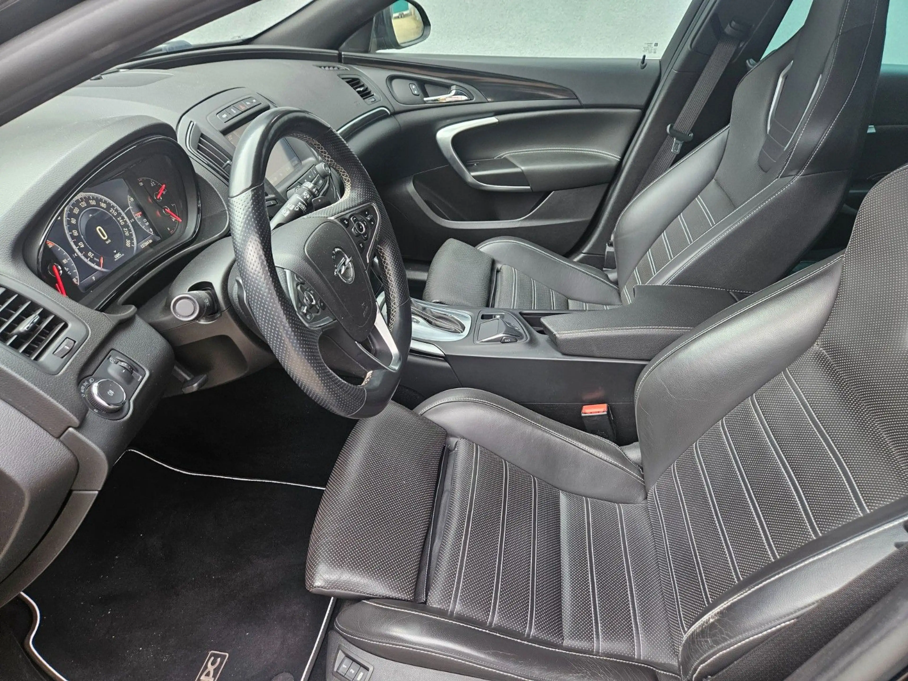 Opel Insignia A Sports Tourer OPC 4x4 — photo 9