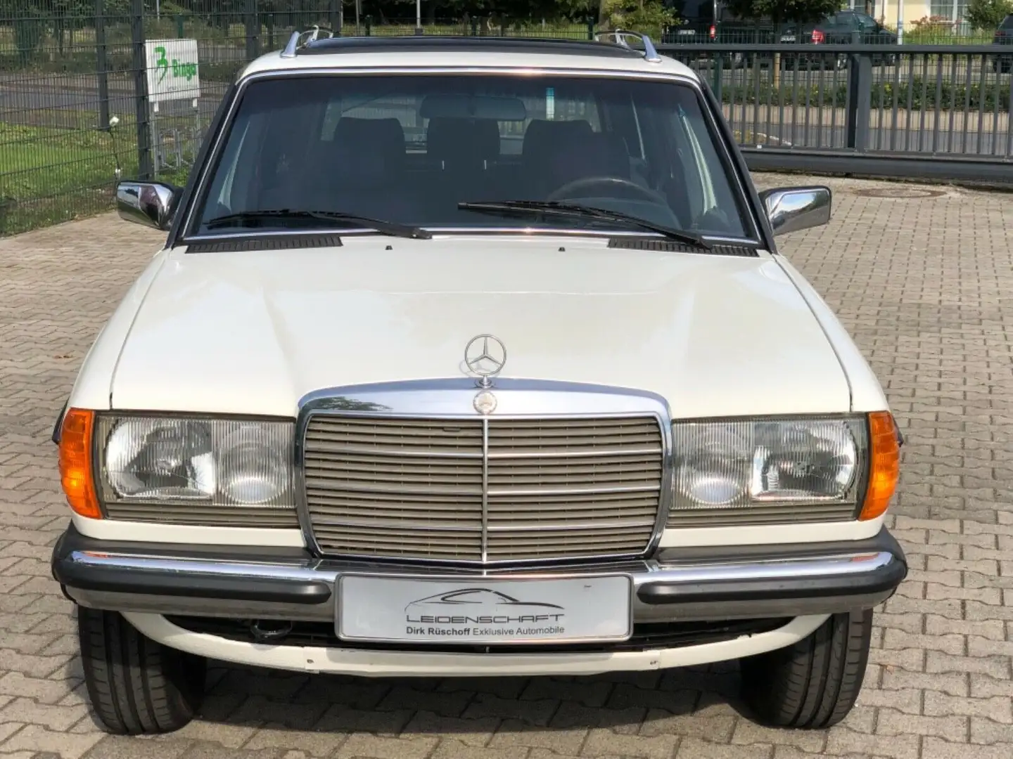 Mercedes-Benz 230 W 123, 230TE. Restauriert, deutsch, 2. Hand White - 2