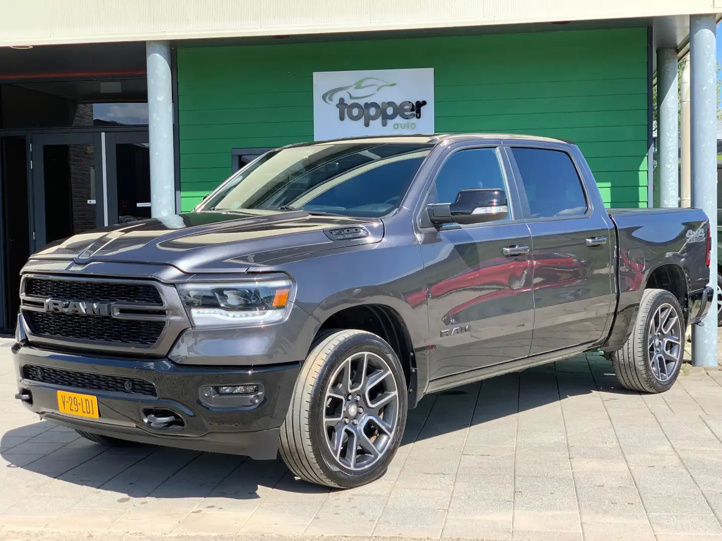 Dodge RAM 1500 5.7 V8 4x4 Big Horn Night | LPG | BTW | Gris - 1