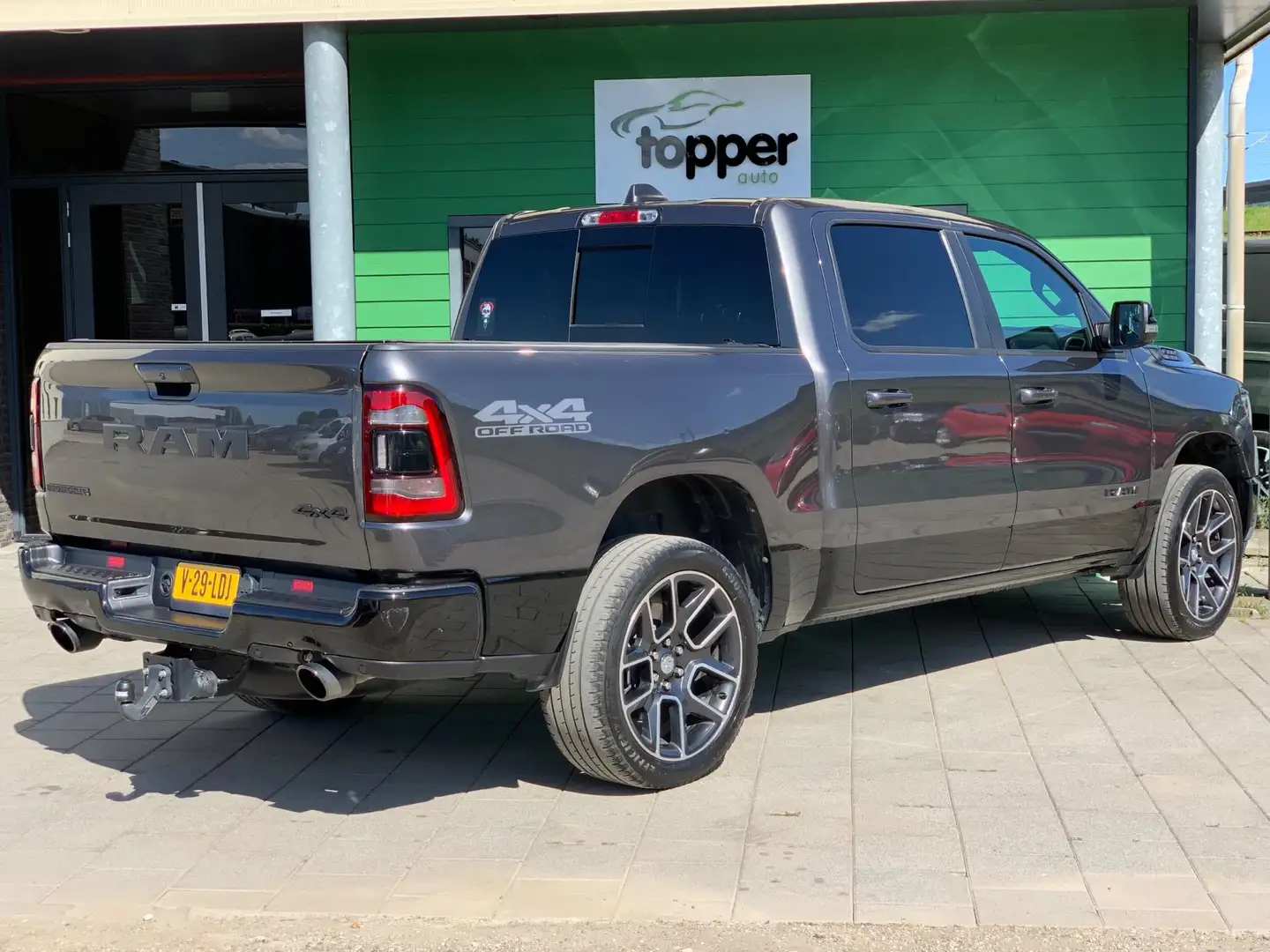 Dodge RAM 1500 5.7 V8 4x4 Big Horn Night | LPG | BTW | Gris - 2