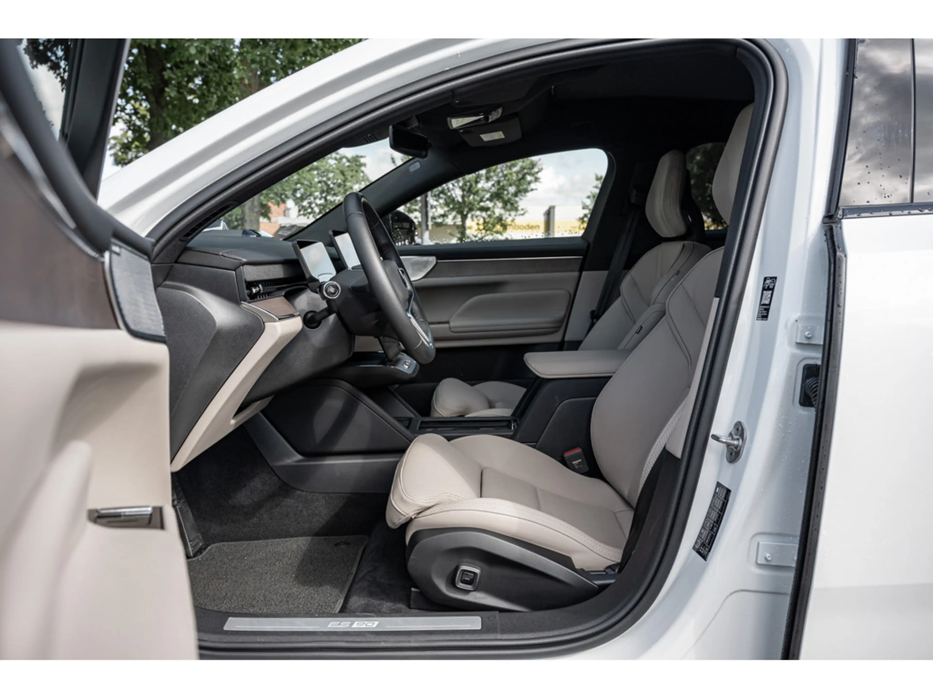 Volvo ES90 Single Motor Extended Range Ultra LED — photo 12