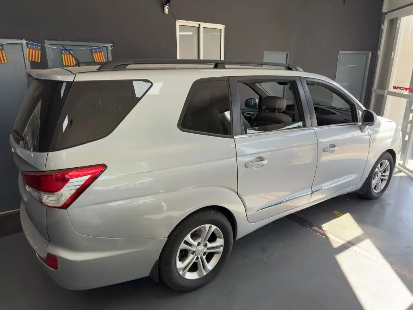 SsangYong Rodius D22T Limited Aut. AWD Plateado - 2