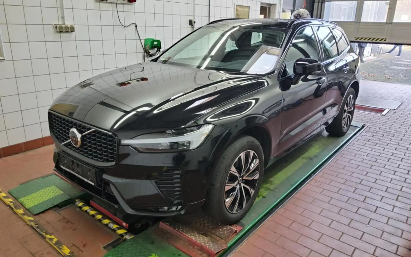 Volvo XC60 B4 PLUS DARK FAP+LICHTPAK+PANO+360°+MEMORY Schwarz - 2