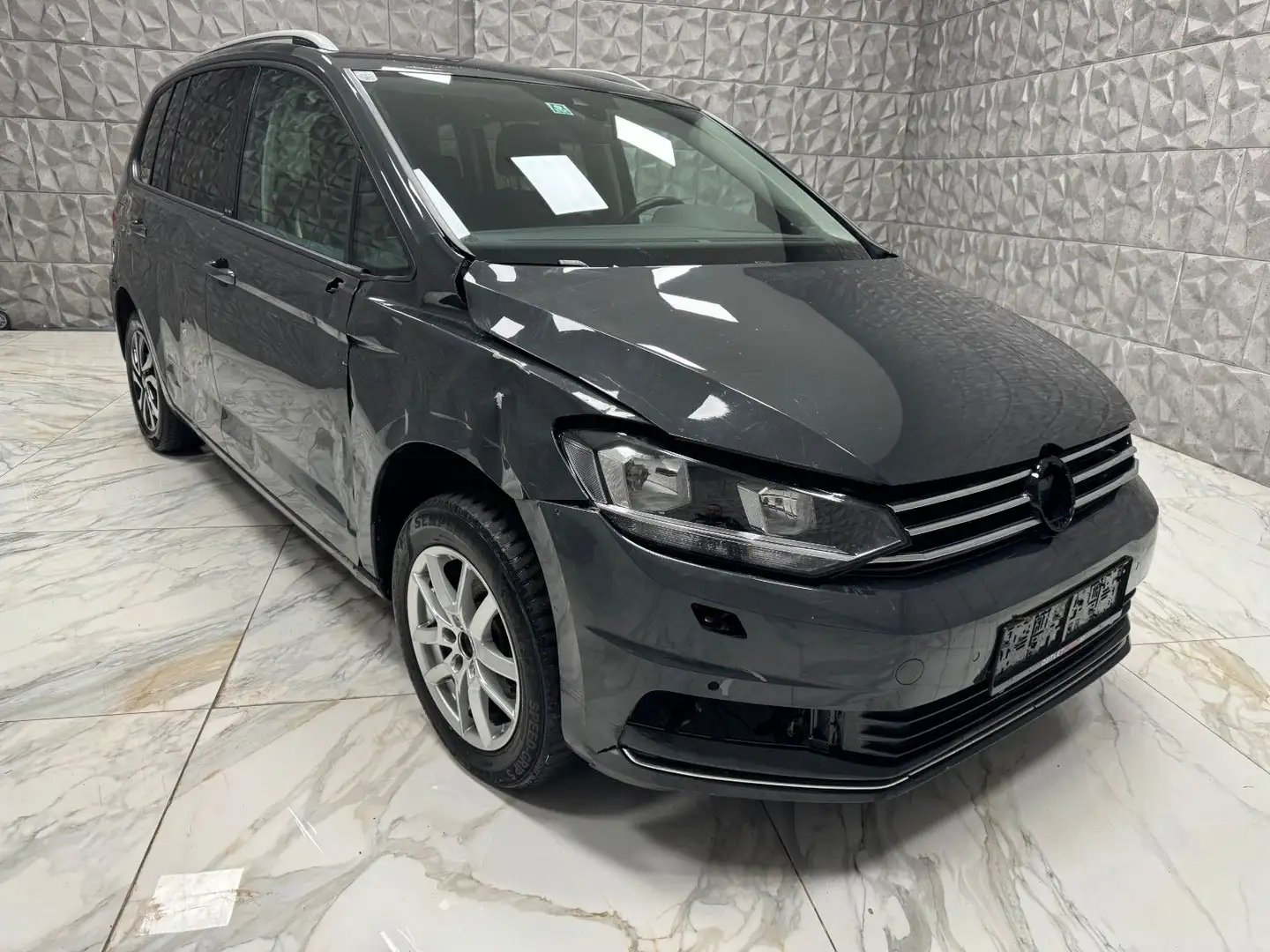Volkswagen Touran Sky 2,0 SCR TDI DSG Grijs - 1