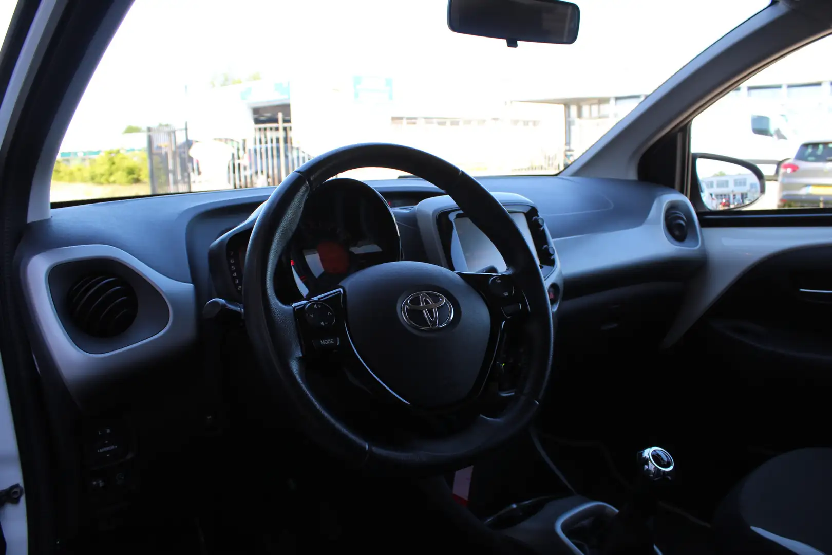 Toyota Aygo 1.0 VVT-i x-sport | Rijklaar | Camera | Airco | Ra White - 2
