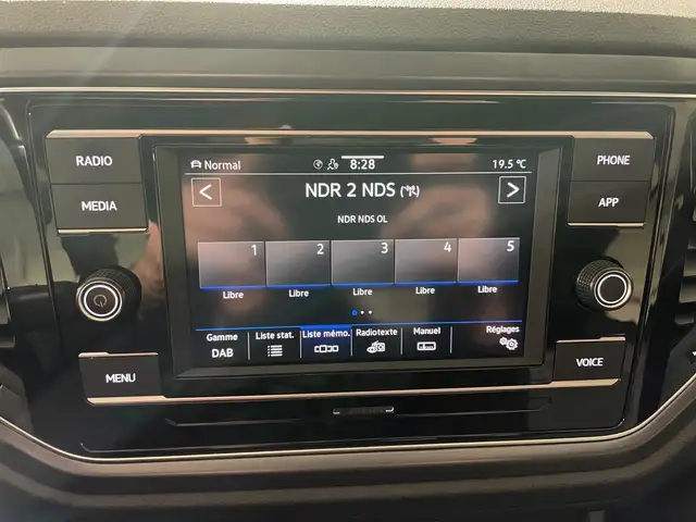 Volkswagen T-Roc view 3