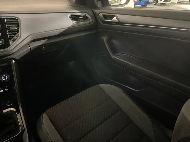 Volkswagen T-Roc view 9