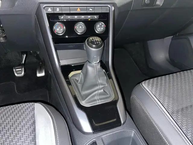 Volkswagen T-Roc view 10