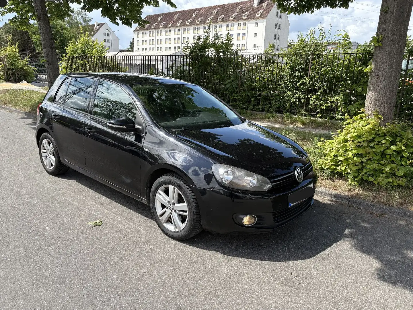 Volkswagen Golf VI Match AUTOMATIK ALU PDC KLIMAAUTOMATIK crna - 1