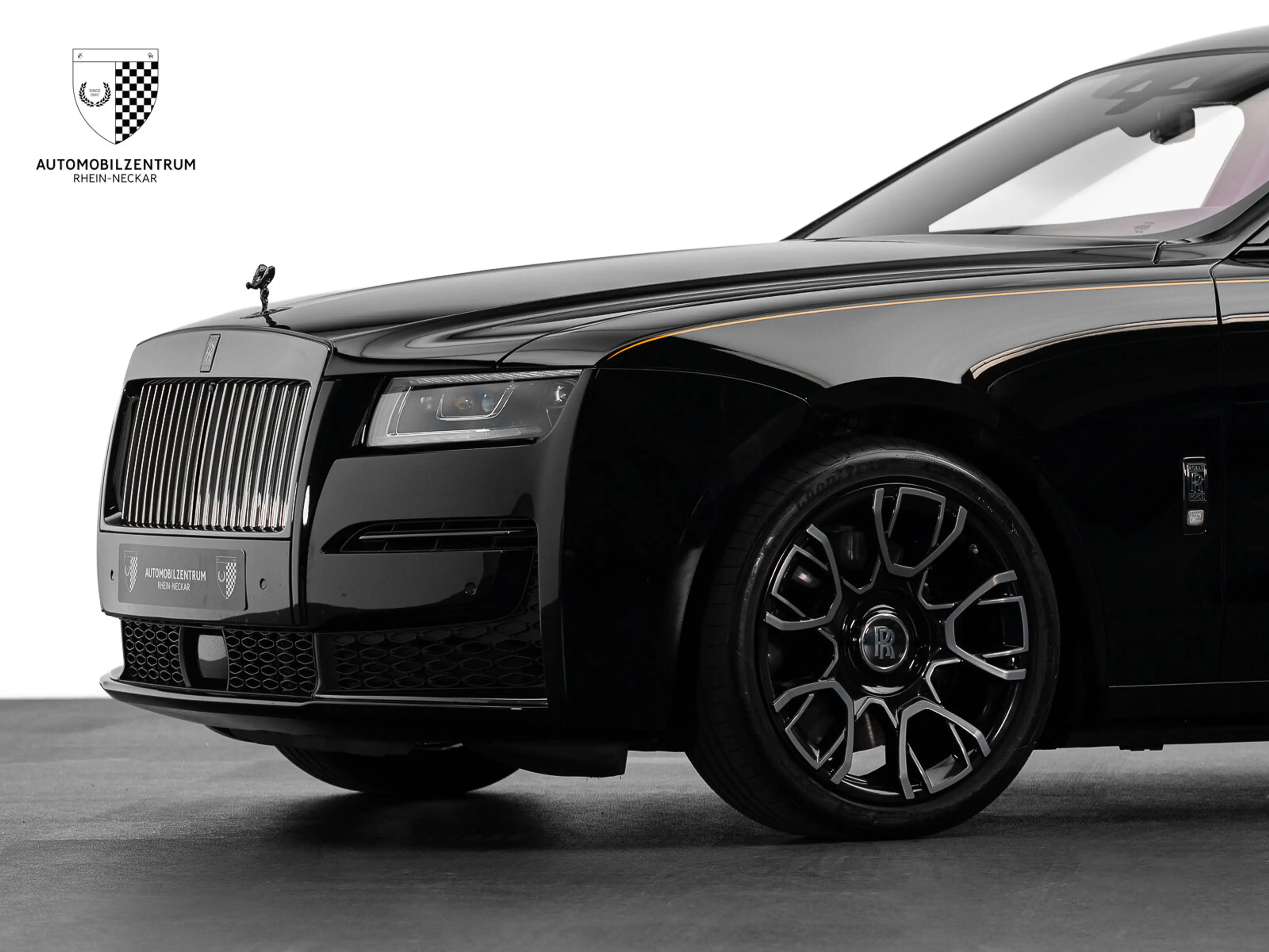 Rolls-Royce Ghost Ghost Black Badge Coachline/Starburst/Bespoke — photo 10