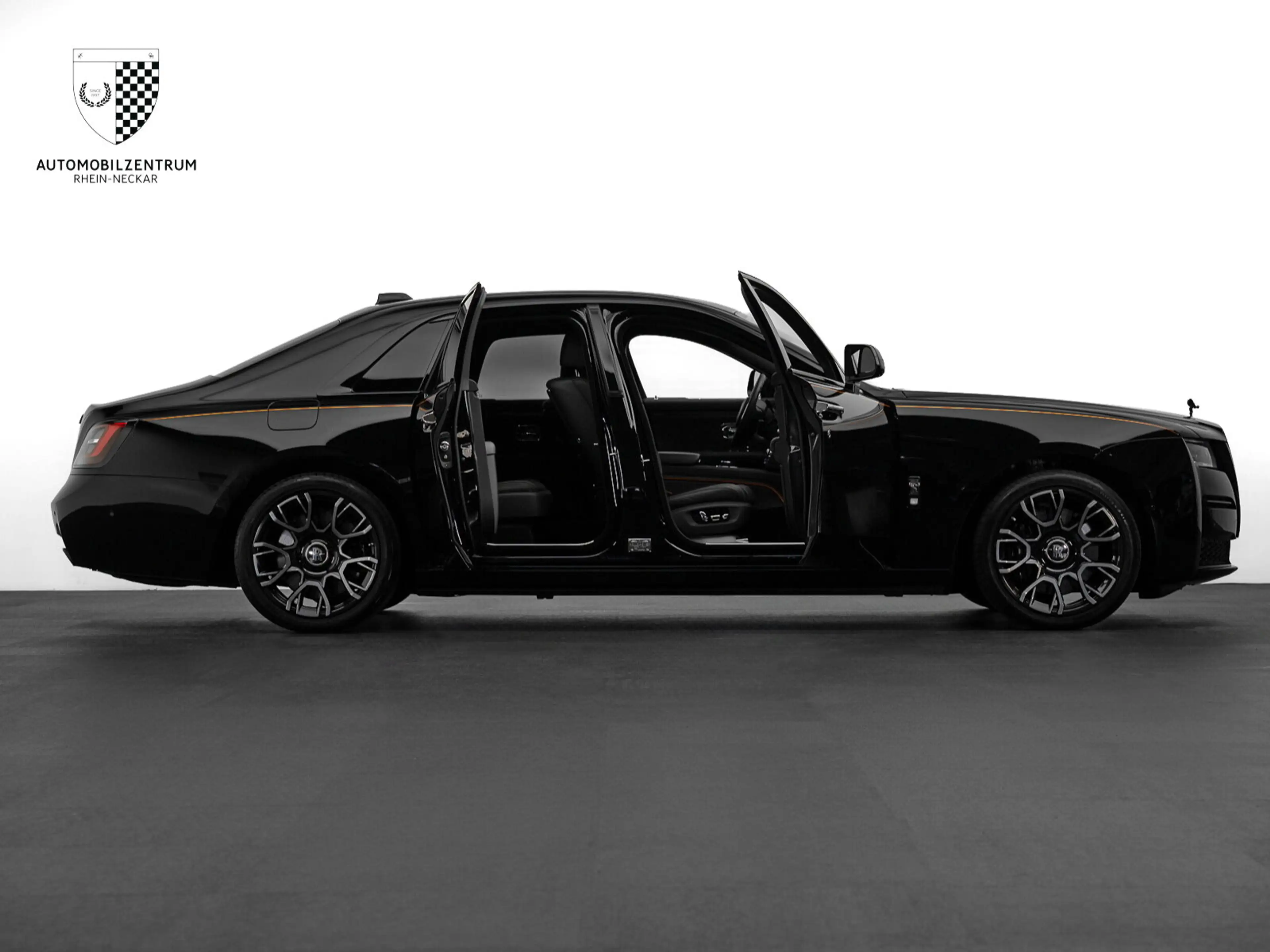 Rolls-Royce Ghost Ghost Black Badge Coachline/Starburst/Bespoke — photo 9