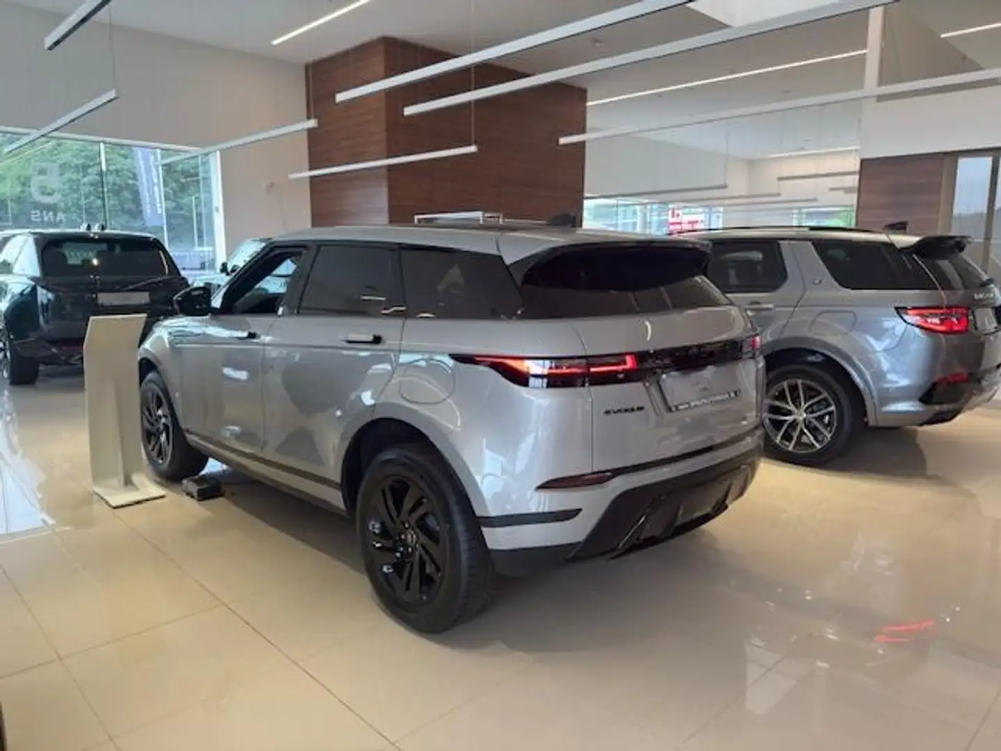 Land Rover Range Rover Evoque P300e S immat 28/01/2025 Grijs - 2