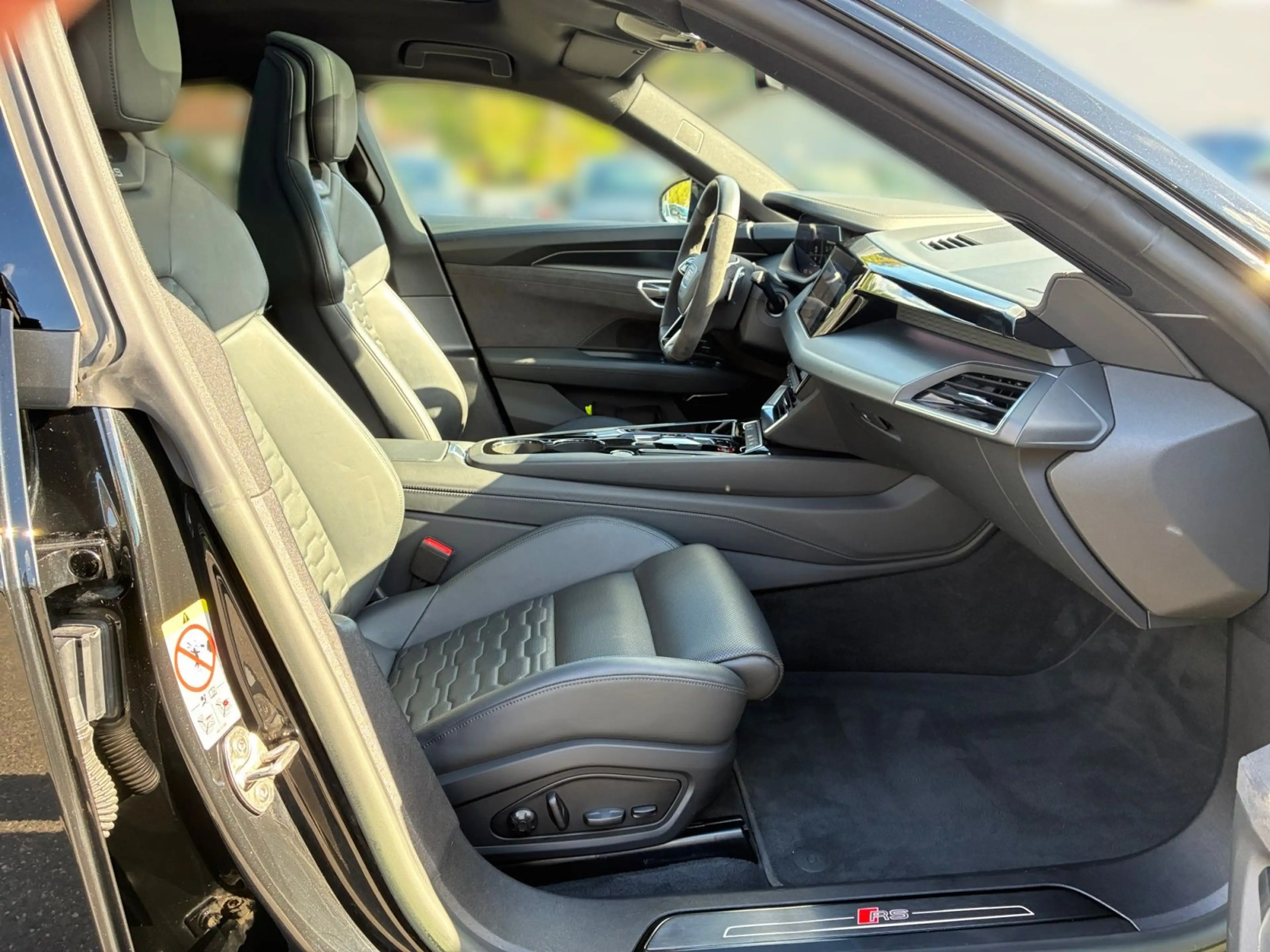 Audi RS e-tron GT quattro / Pano, Matrix-Laser, B&O — photo 14