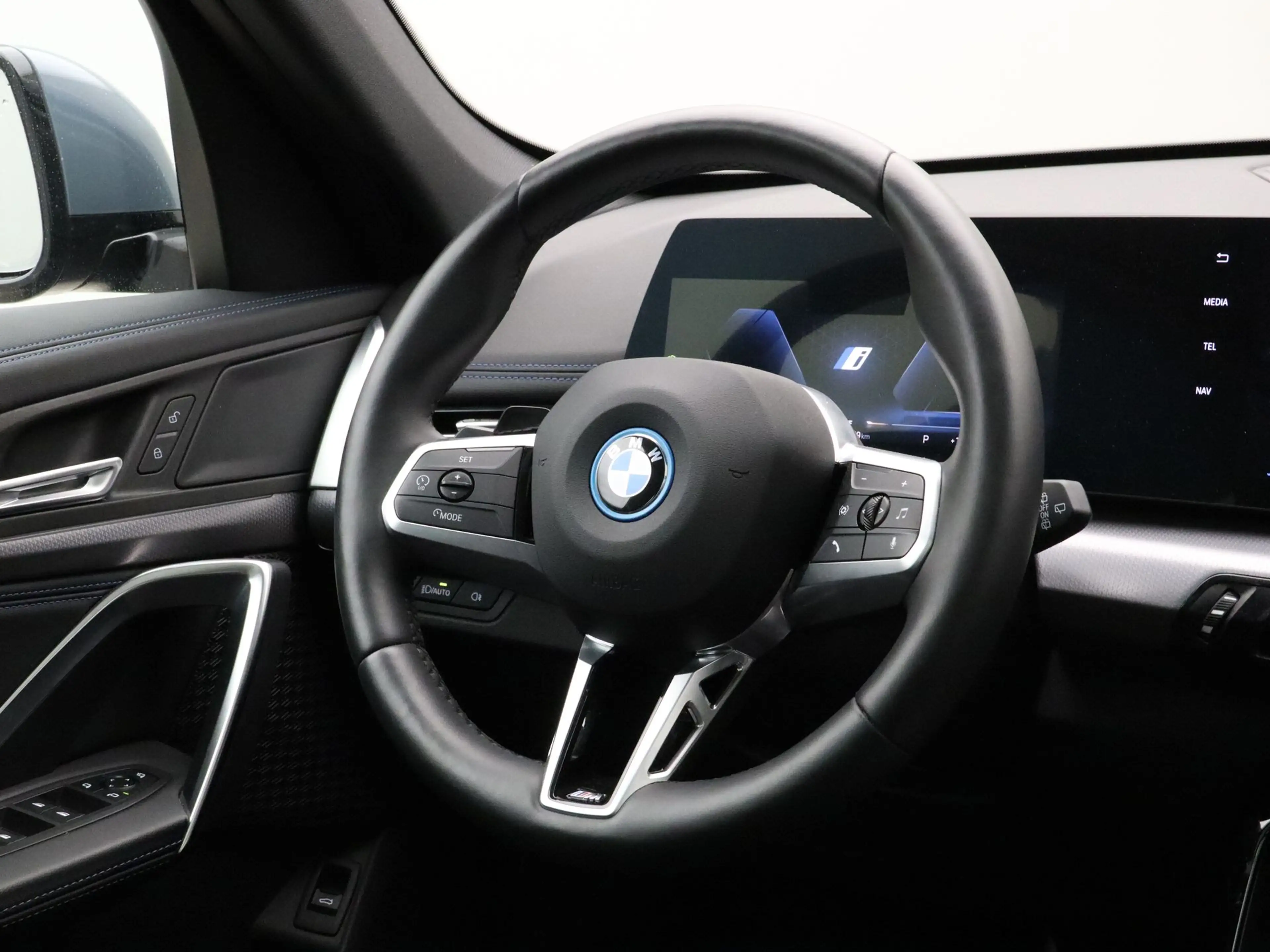 BMW iX1 eDrive20 67 kWh M Sport Edition — photo 2