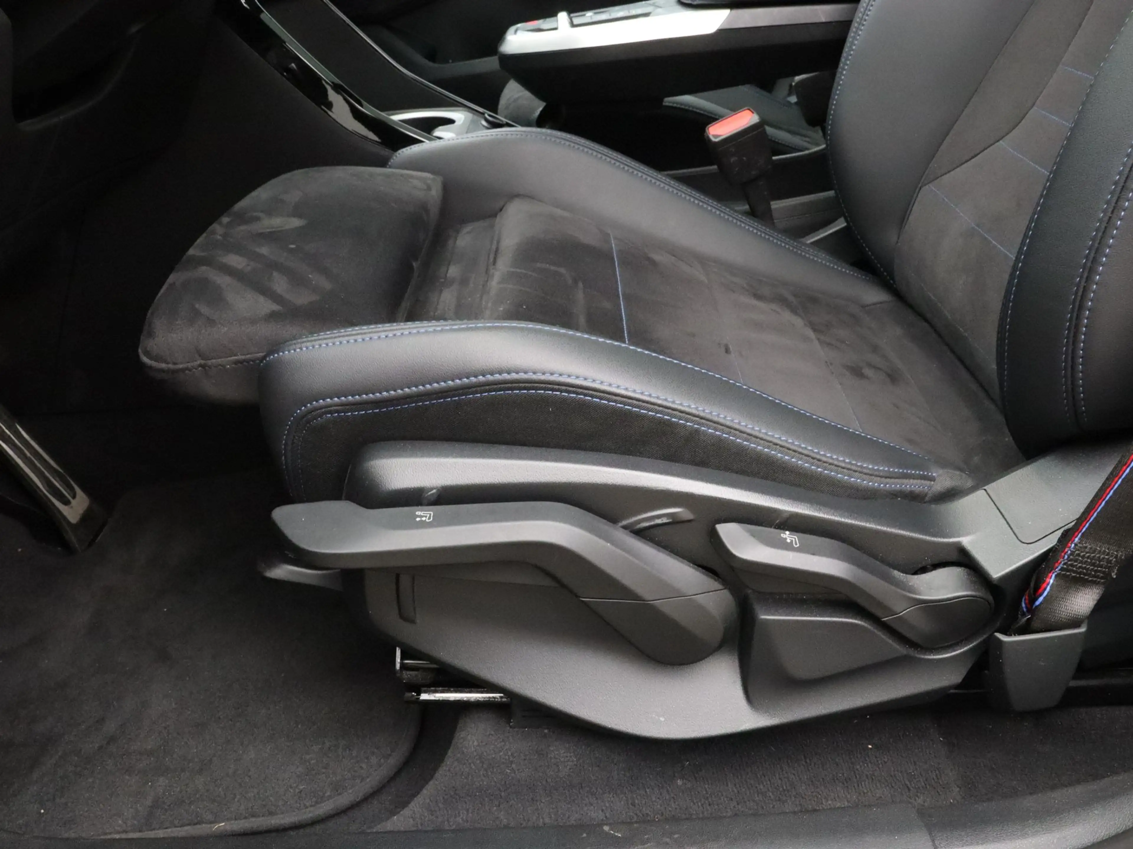 BMW iX1 eDrive20 67 kWh M Sport Edition — photo 15
