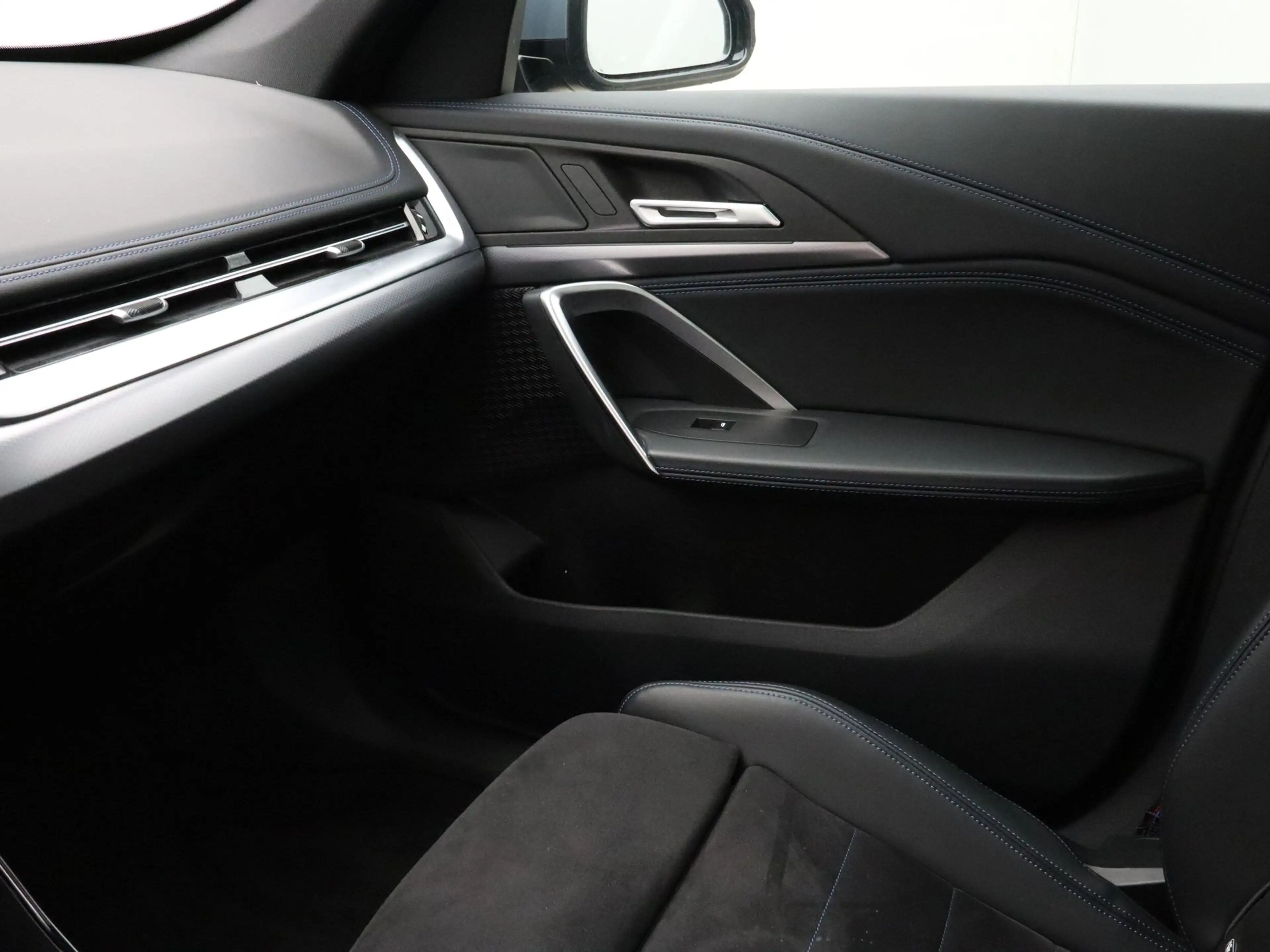 BMW iX1 eDrive20 67 kWh M Sport Edition — photo 14