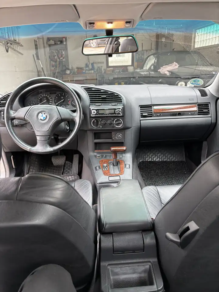 BMW 320i, foto 8