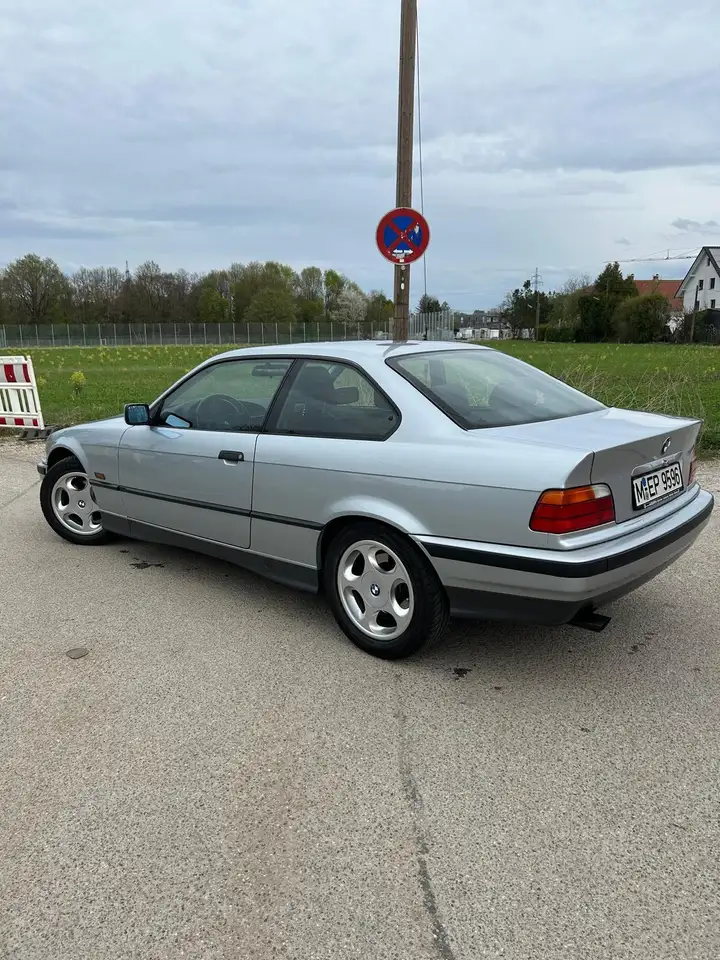 BMW 320i, foto 2