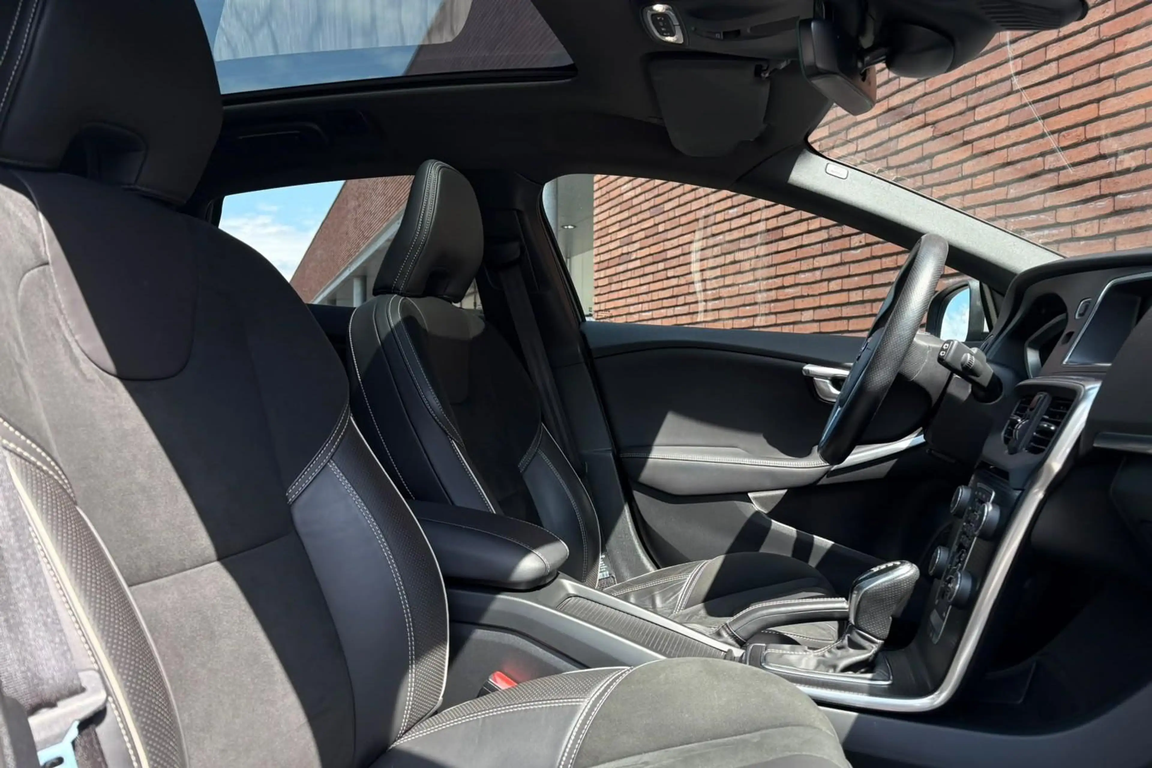 Volvo V40 1.5 T3 Polar+ Sport | Panoramadak | Verwarmbare vo — photo 3