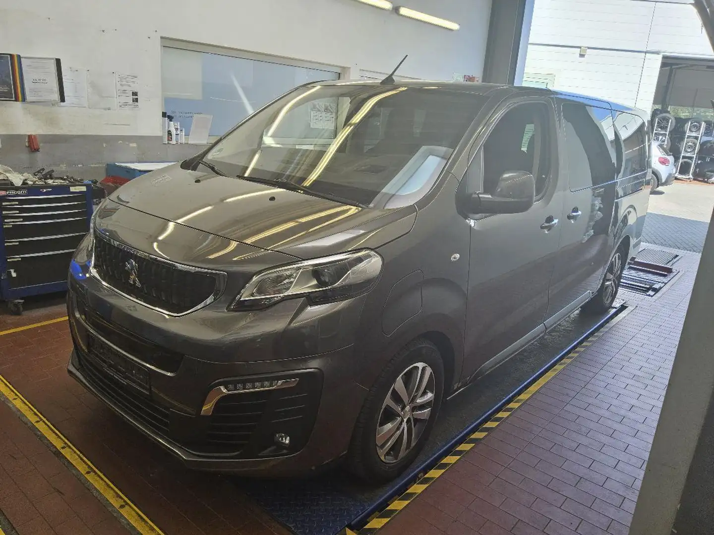 Peugeot e-Traveller Long (L3) 75 kWh Allure 136 Panorama Glasdak, bekl Grau - 1