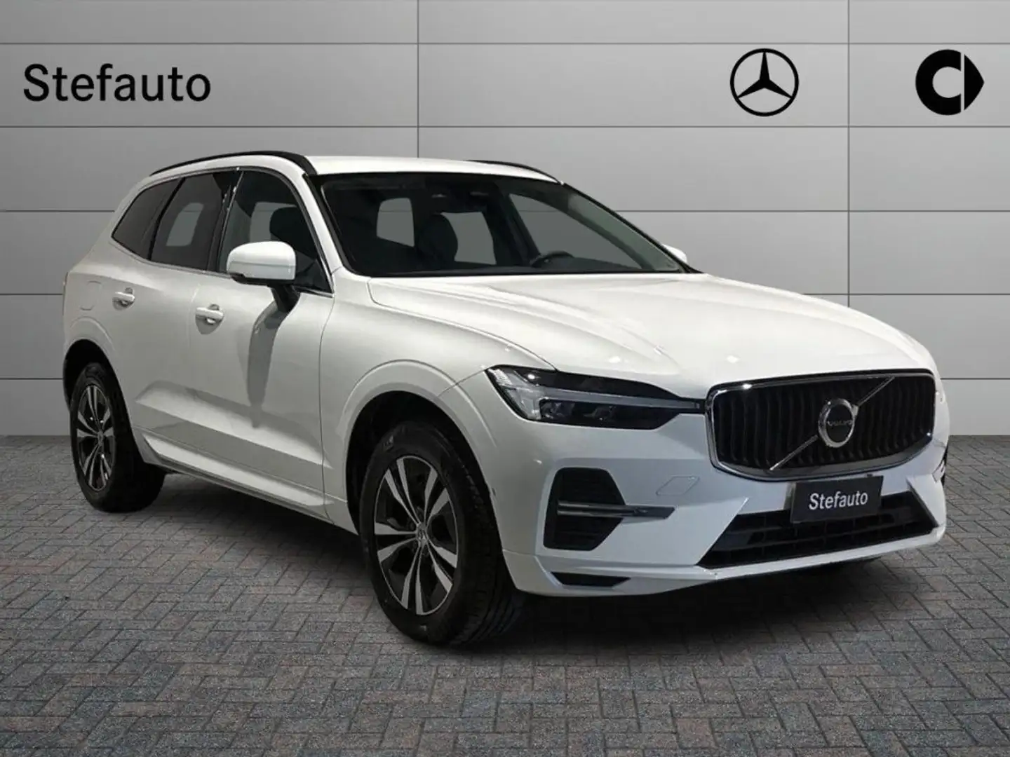 Volvo XC60 B4 (d) Geartronic Momentum Pro Bianco - 1