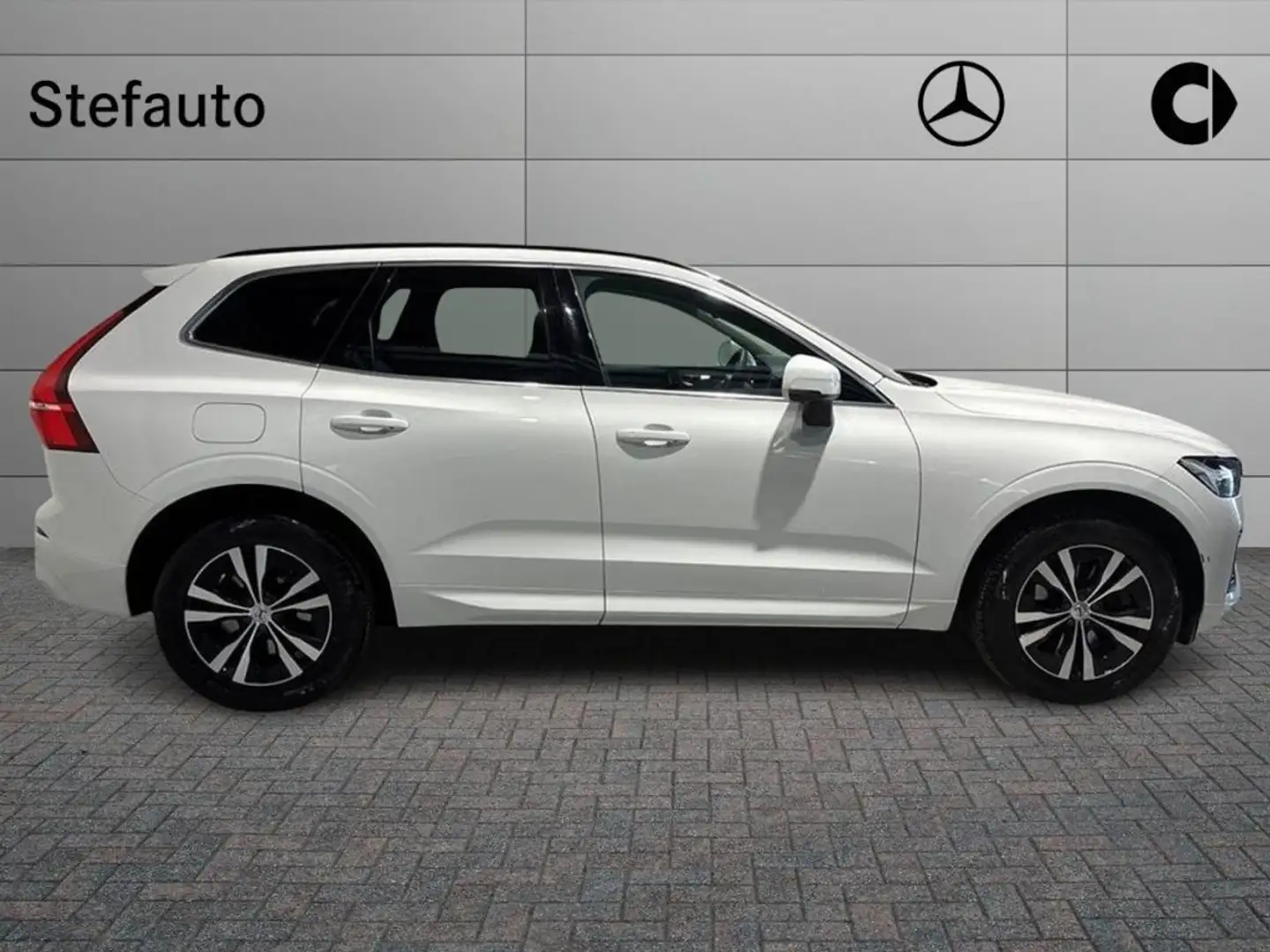 Volvo XC60 B4 (d) Geartronic Momentum Pro Bianco - 2