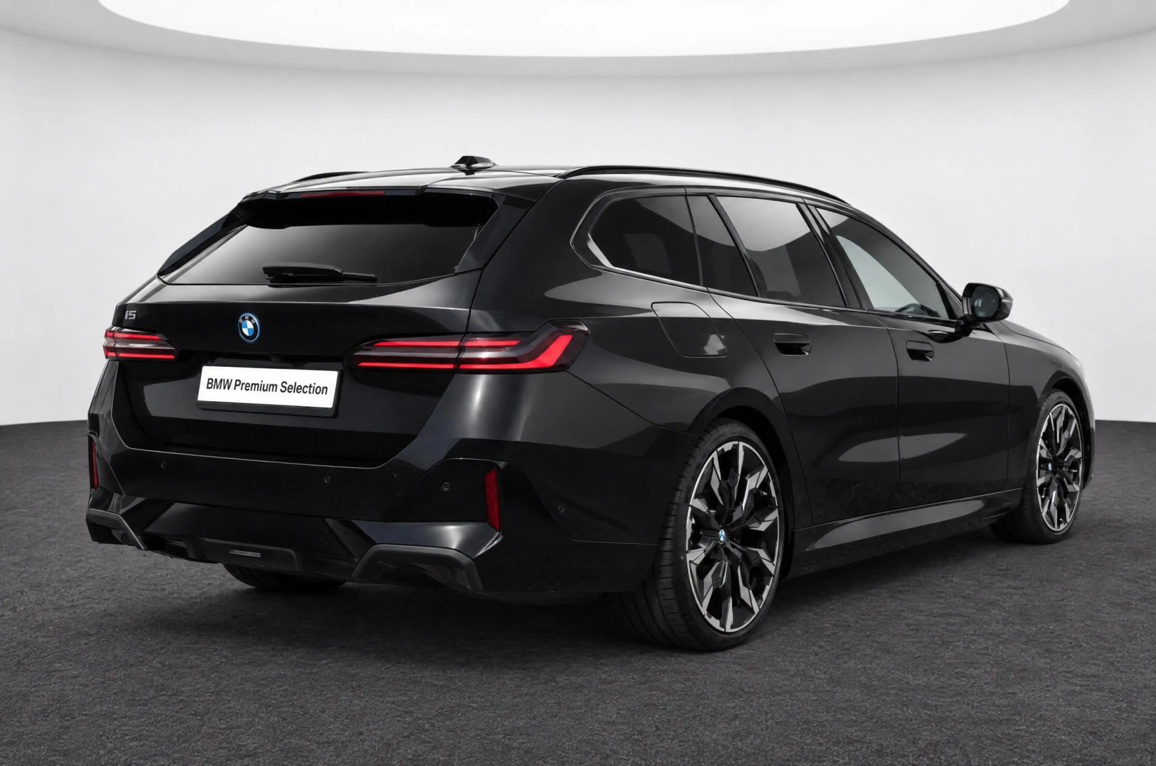 BMW i5 Touring eDrive40 M Sport / Panoramadak / Trekhaak — photo 2
