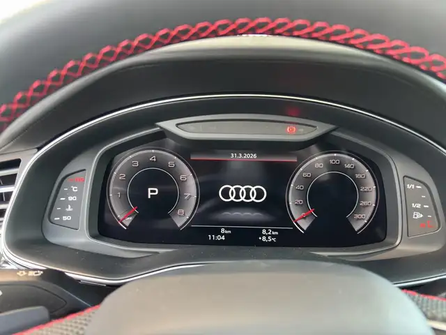 Audi Q8 view 8