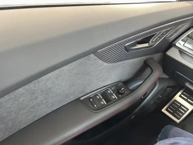 Audi Q8 view 11