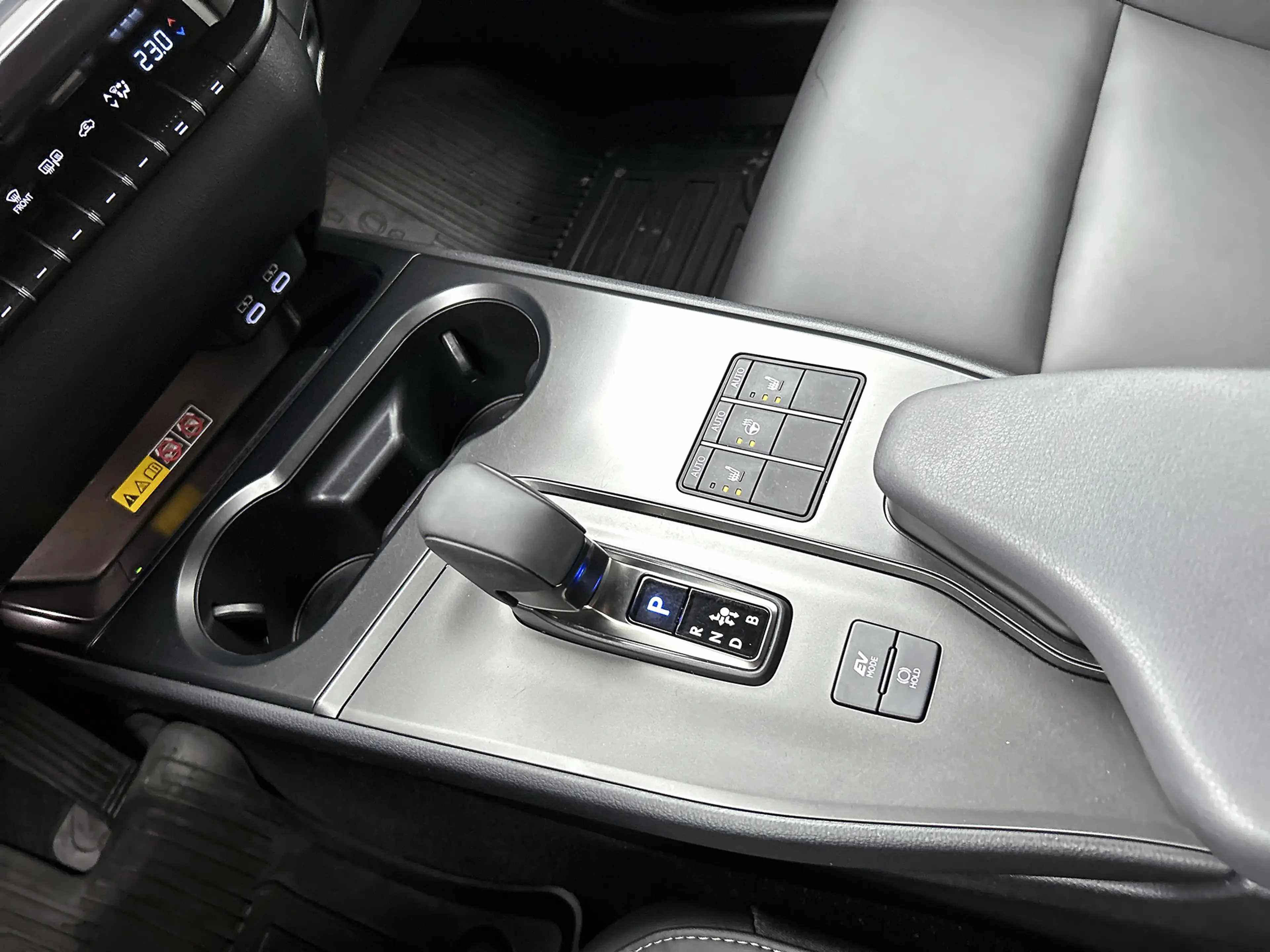 Lexus UX 300h F SPORT Design — photo 11