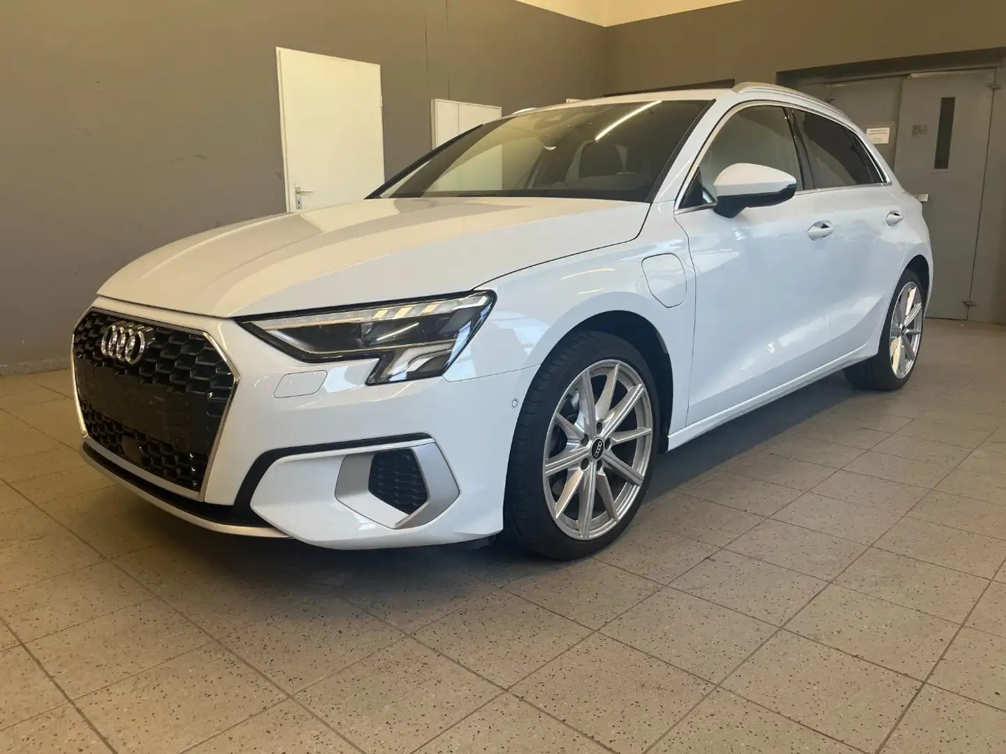 Audi A3 Sportback 40 TFSI e Adv. Navi*VC*Soundgen*LM18 Weiß - 2