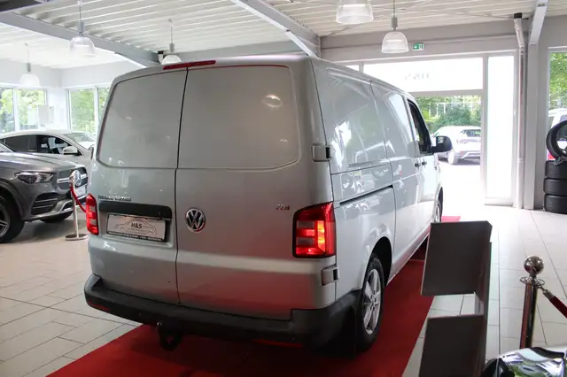 Volkswagen Transporter view 3