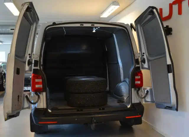 Volkswagen Transporter view 13