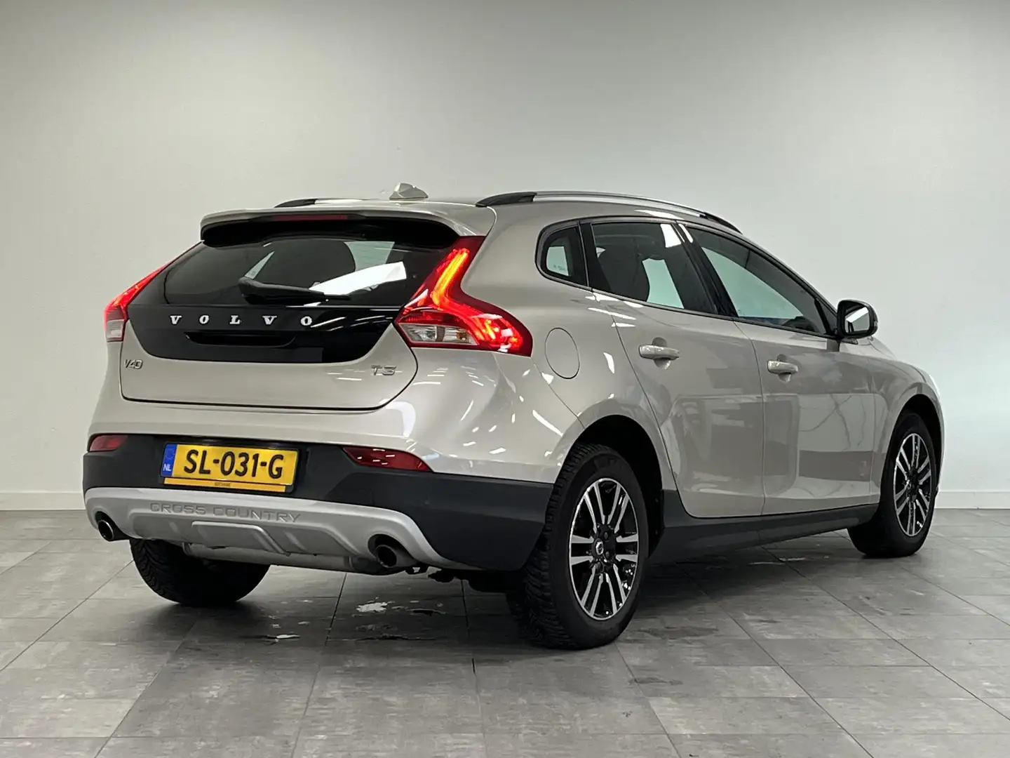 Volvo V40 Cross Country 1.5 T3 Nordic+ | Trekhaak | Standkachel | Voorruit Braun - 2