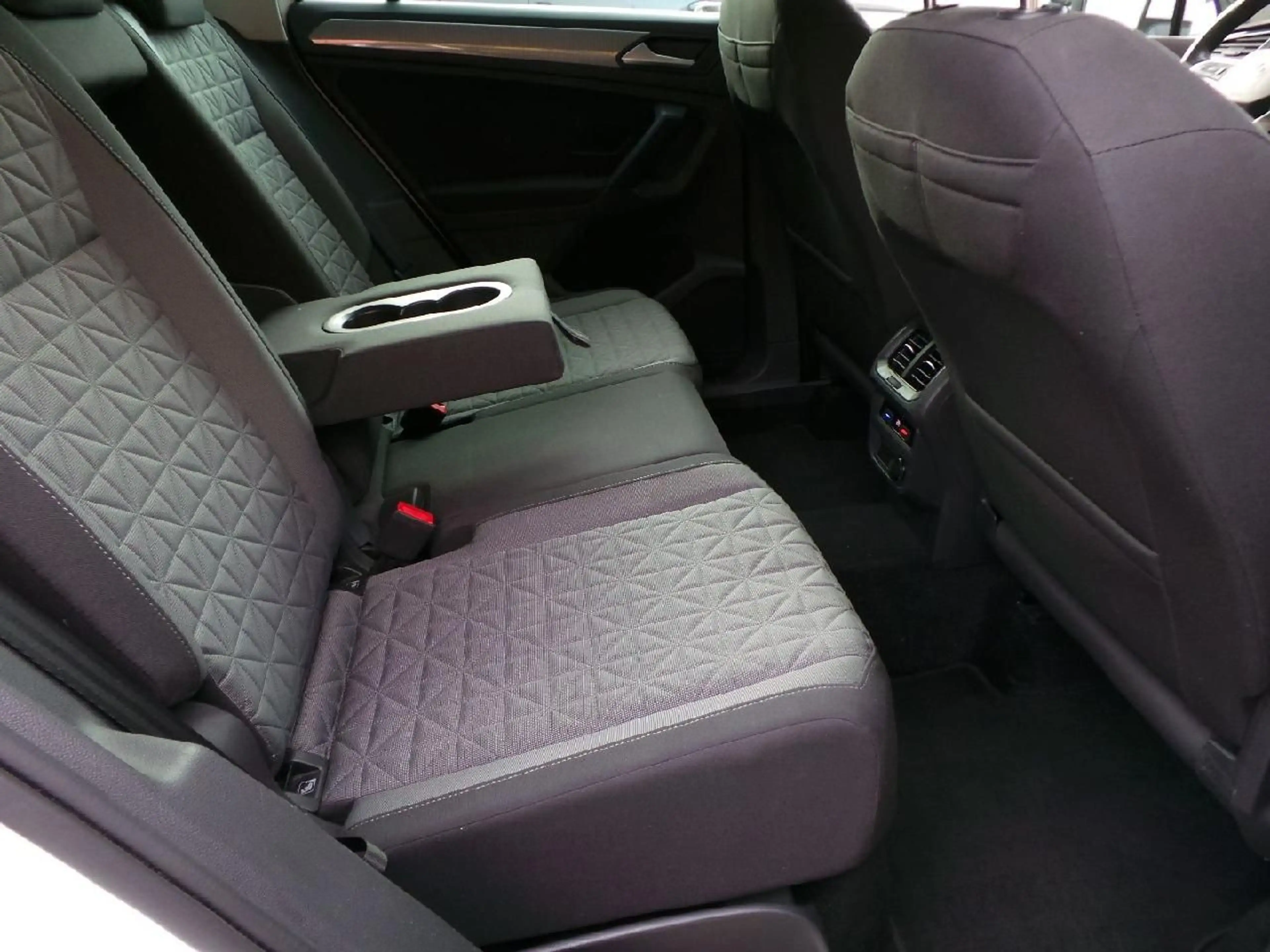 Volkswagen Tiguan Life Autom AHK NAVI DAB ACC Winterpaket — photo 12