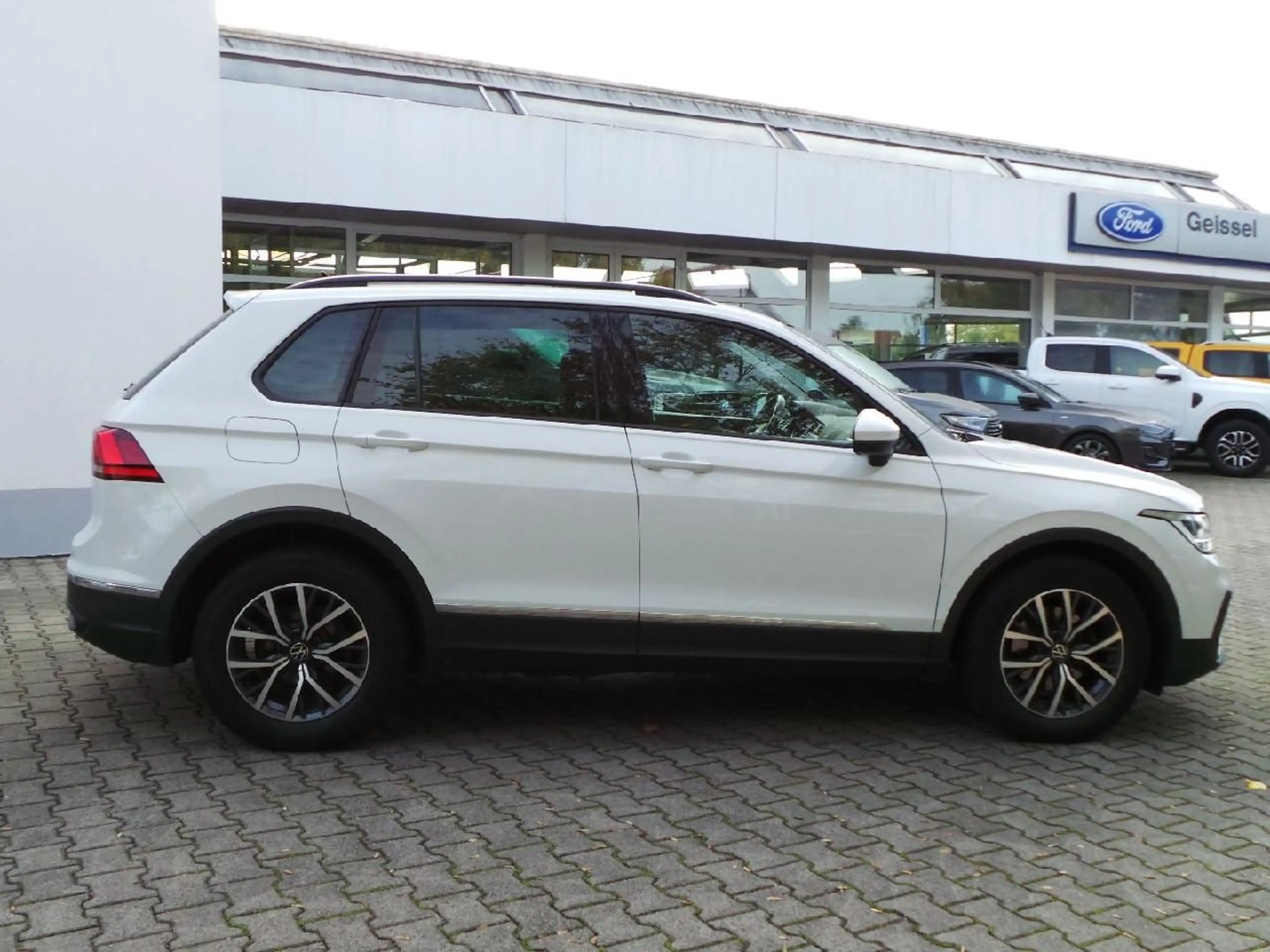 Volkswagen Tiguan Life Autom AHK NAVI DAB ACC Winterpaket — photo 7
