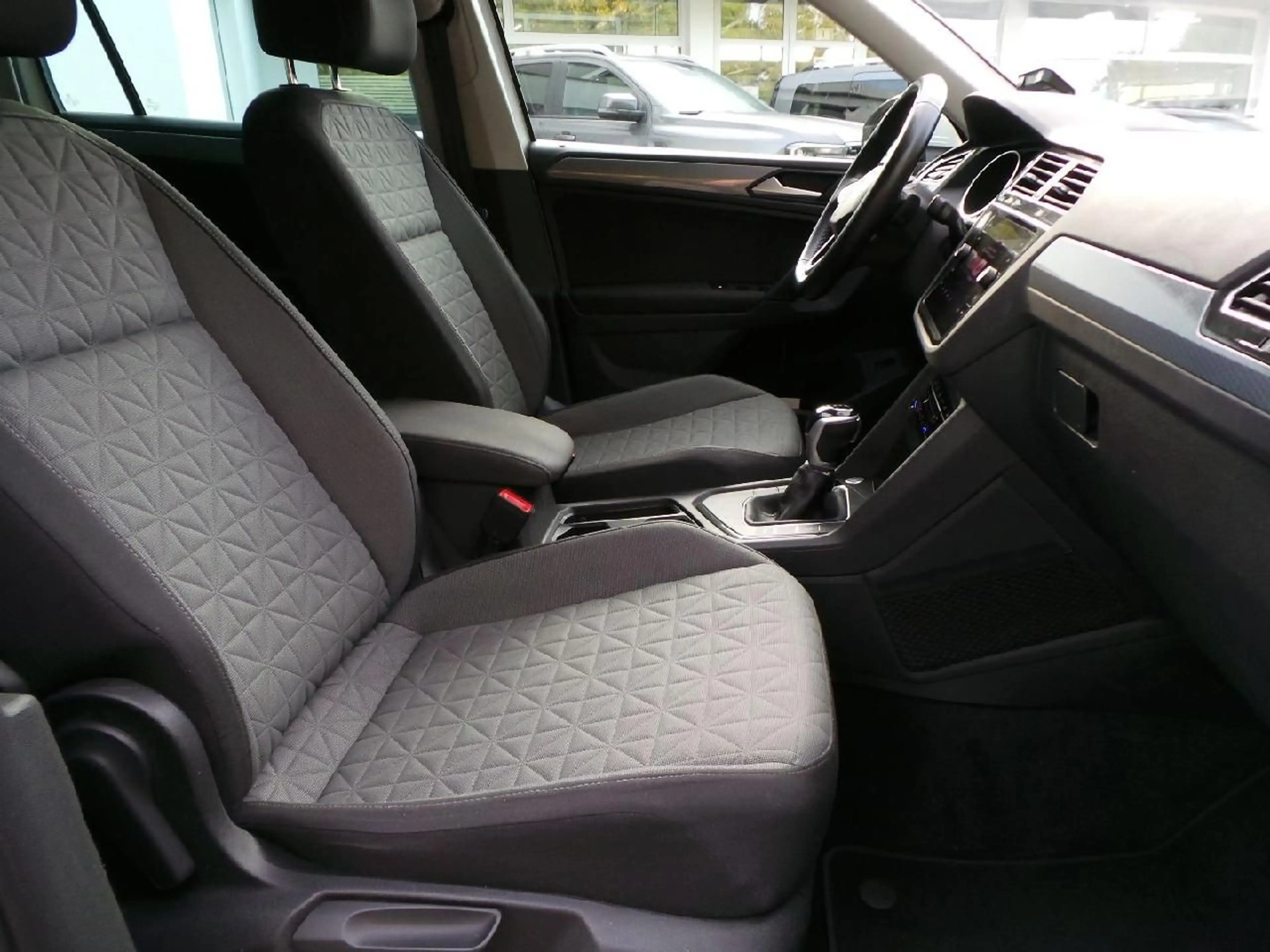 Volkswagen Tiguan Life Autom AHK NAVI DAB ACC Winterpaket — photo 11