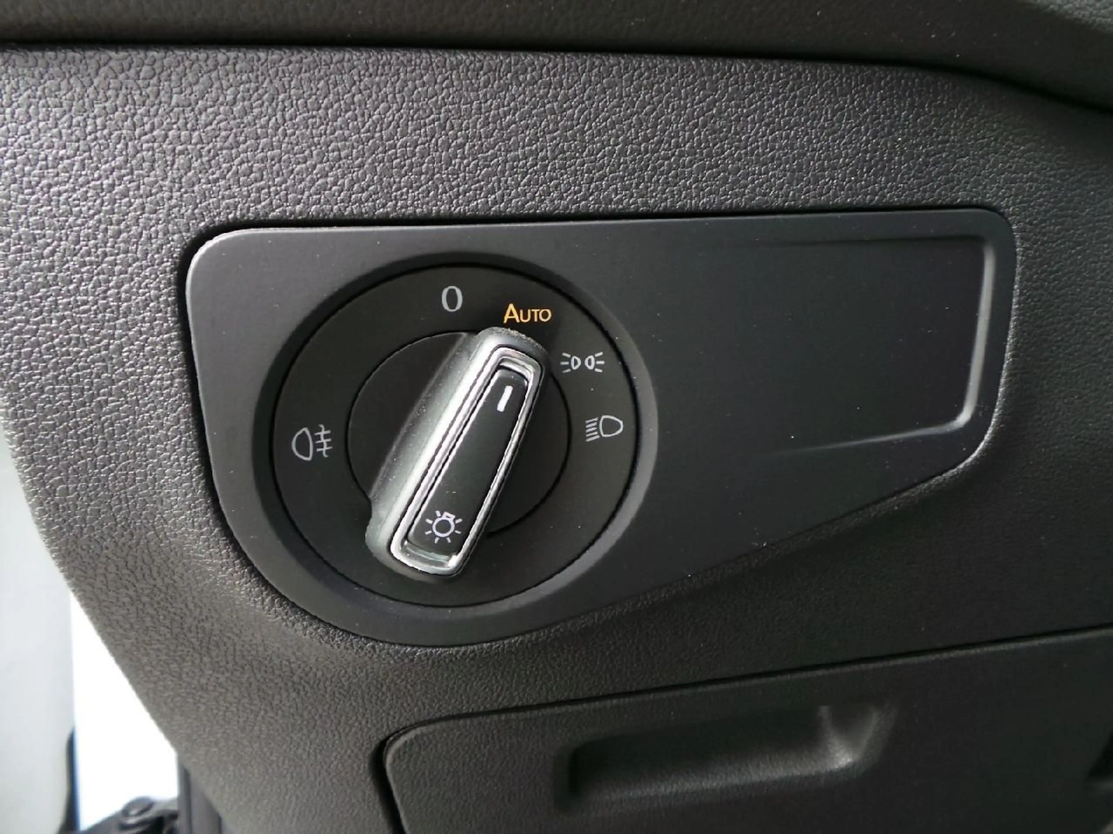 Volkswagen Tiguan Life Autom AHK NAVI DAB ACC Winterpaket — photo 21