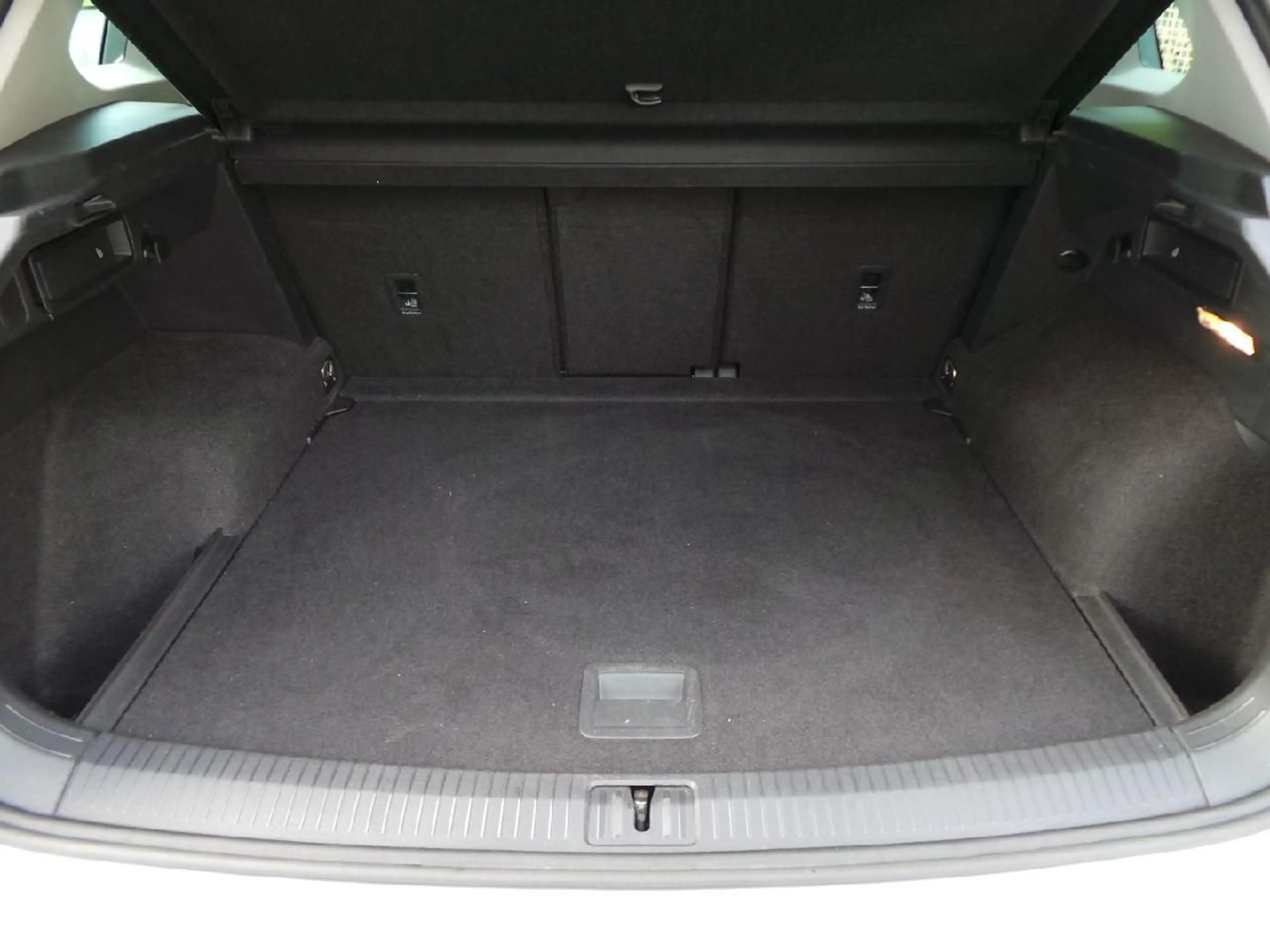 Volkswagen Tiguan Life Autom AHK NAVI DAB ACC Winterpaket — photo 13
