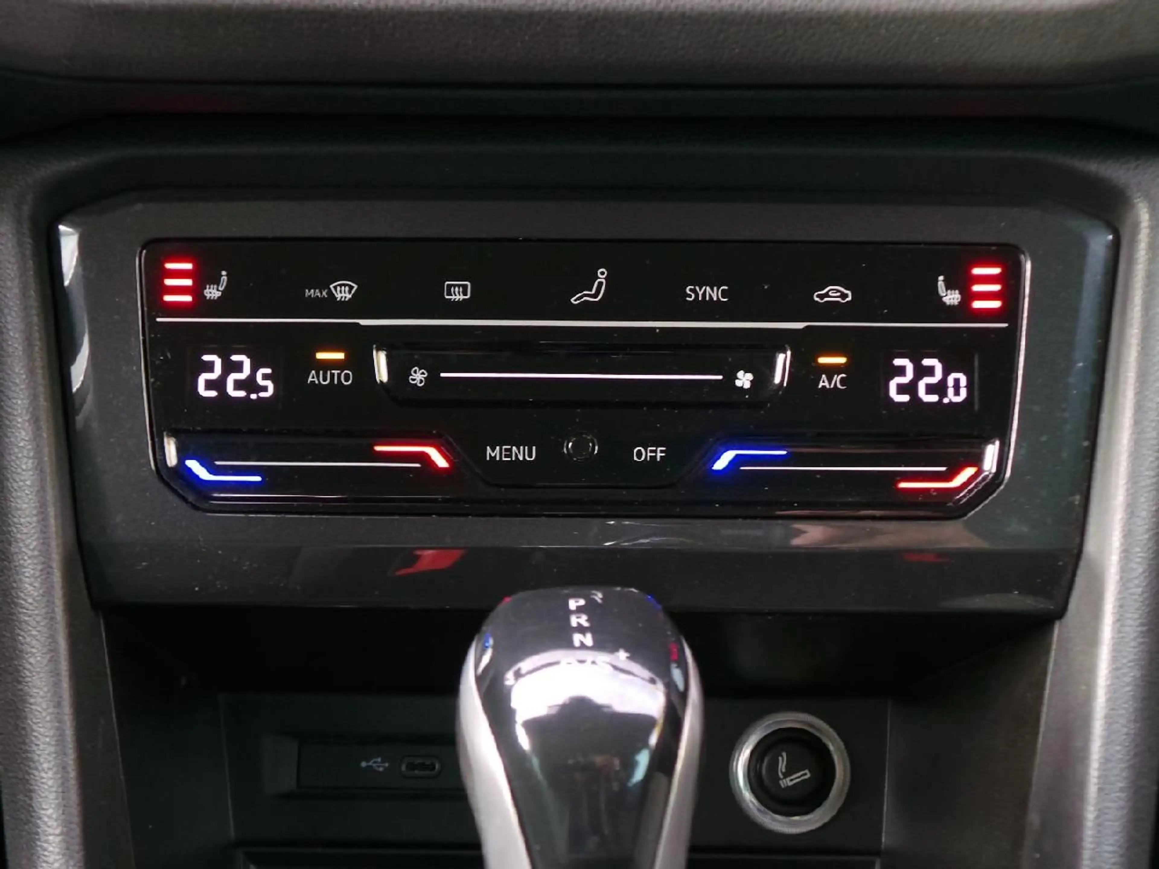 Volkswagen Tiguan Life Autom AHK NAVI DAB ACC Winterpaket — photo 16