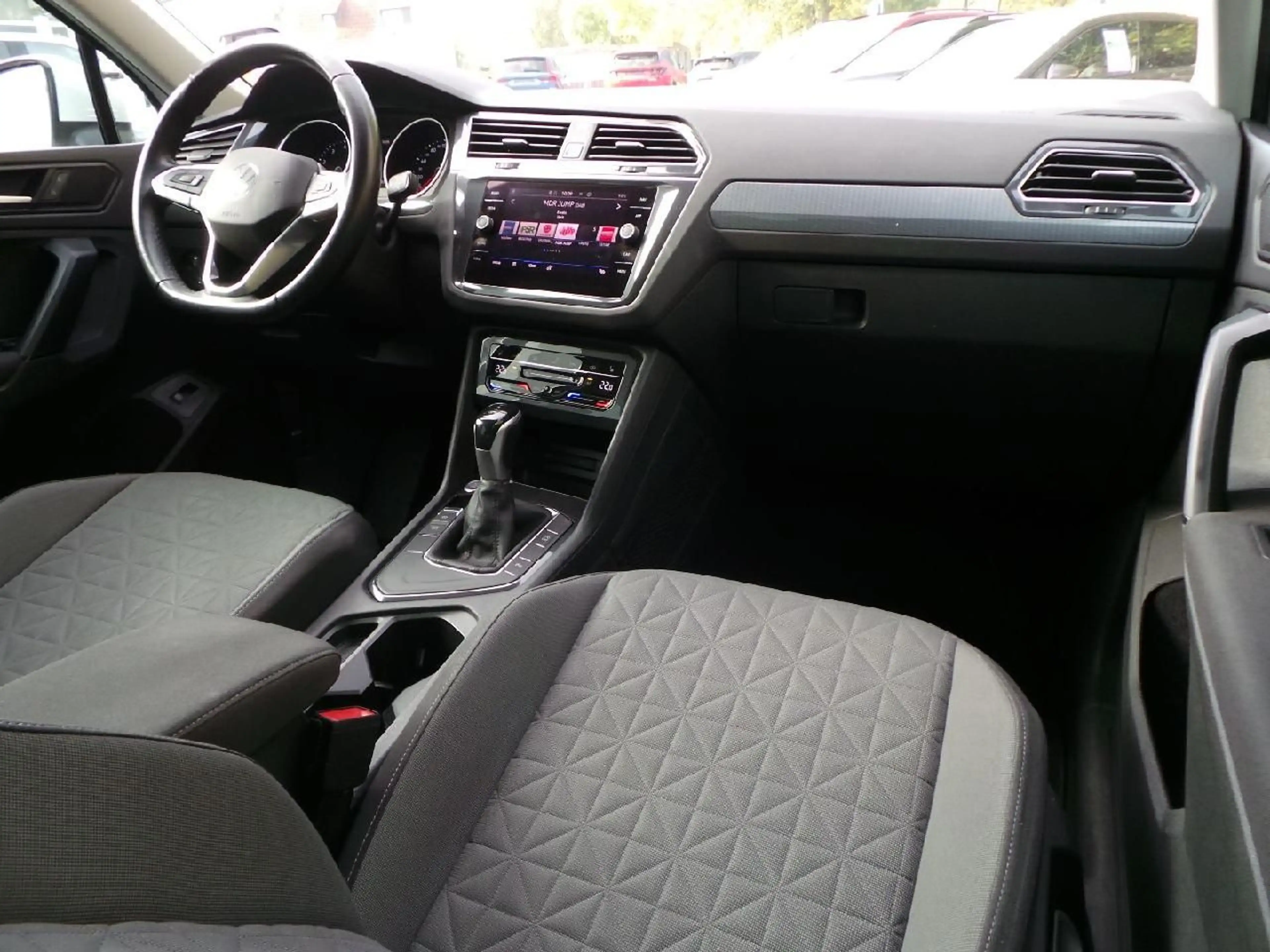 Volkswagen Tiguan Life Autom AHK NAVI DAB ACC Winterpaket — photo 10