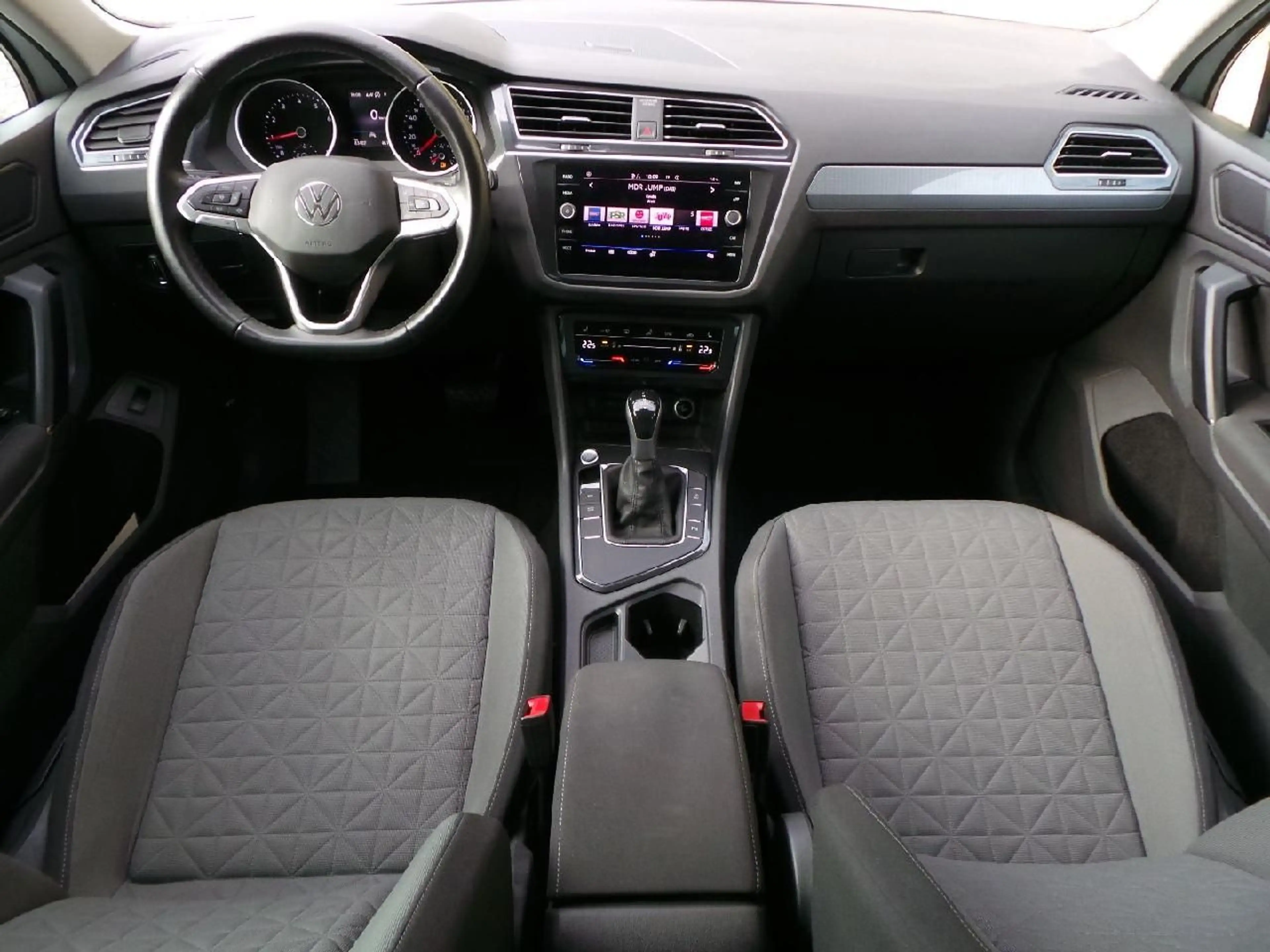 Volkswagen Tiguan Life Autom AHK NAVI DAB ACC Winterpaket — photo 9