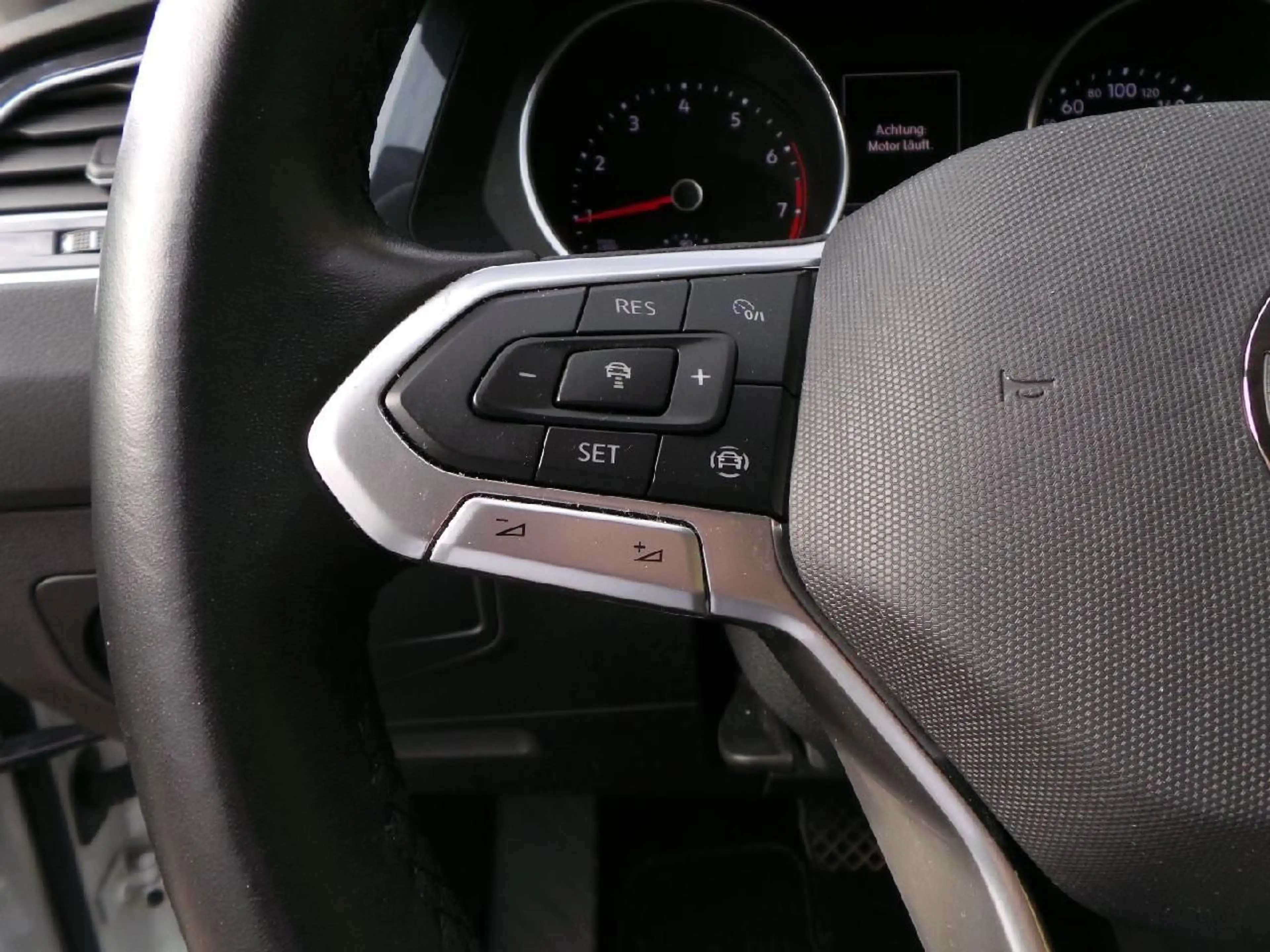 Volkswagen Tiguan Life Autom AHK NAVI DAB ACC Winterpaket — photo 17
