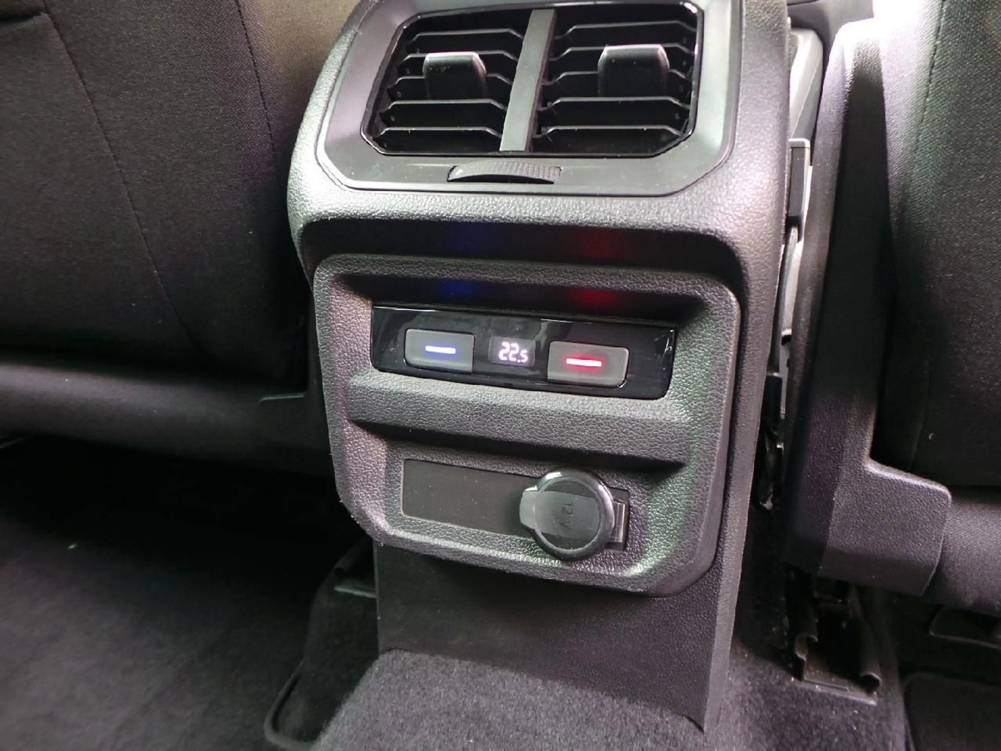 Volkswagen Tiguan Life Autom AHK NAVI DAB ACC Winterpaket — photo 19