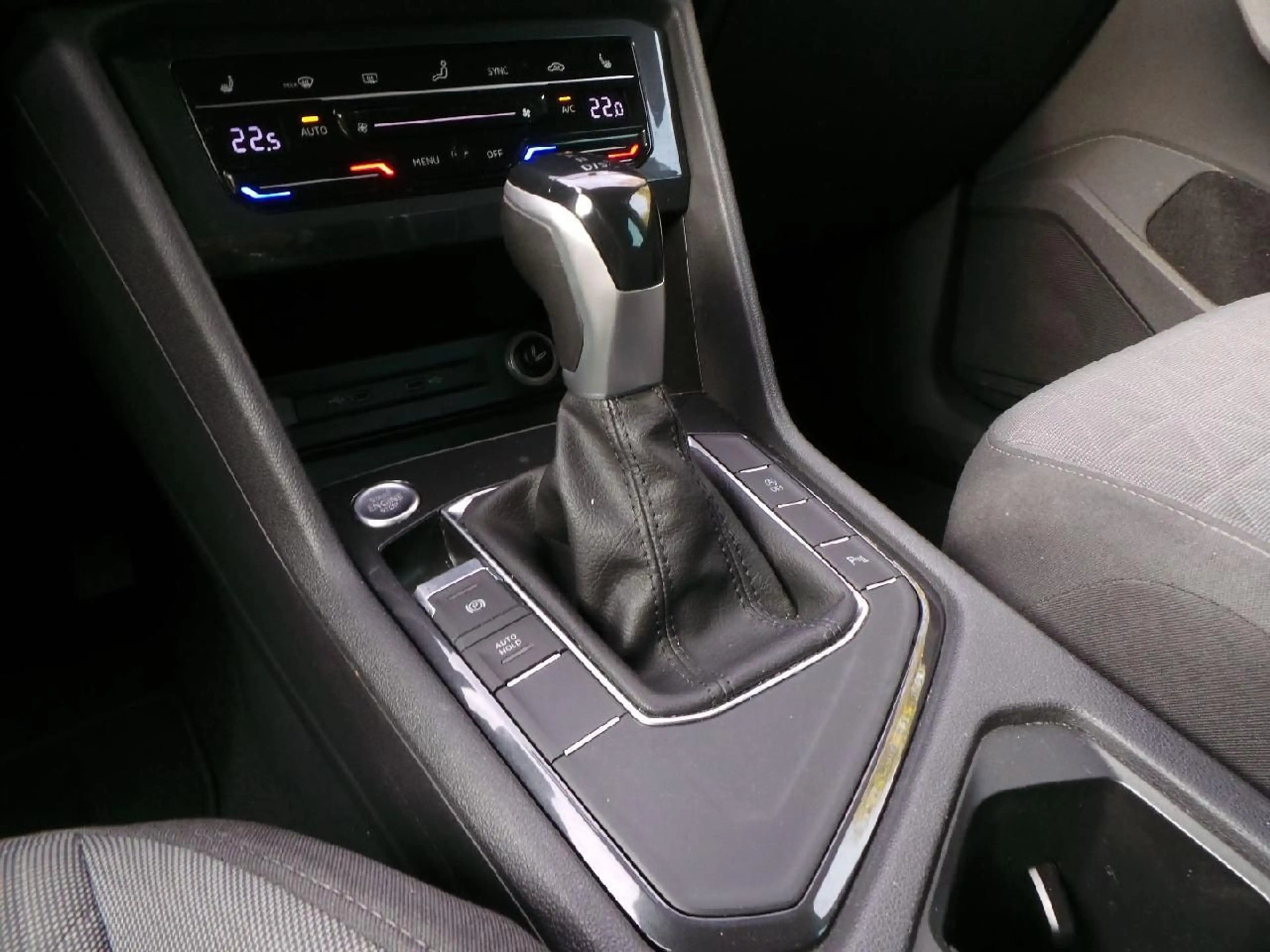 Volkswagen Tiguan Life Autom AHK NAVI DAB ACC Winterpaket — photo 20