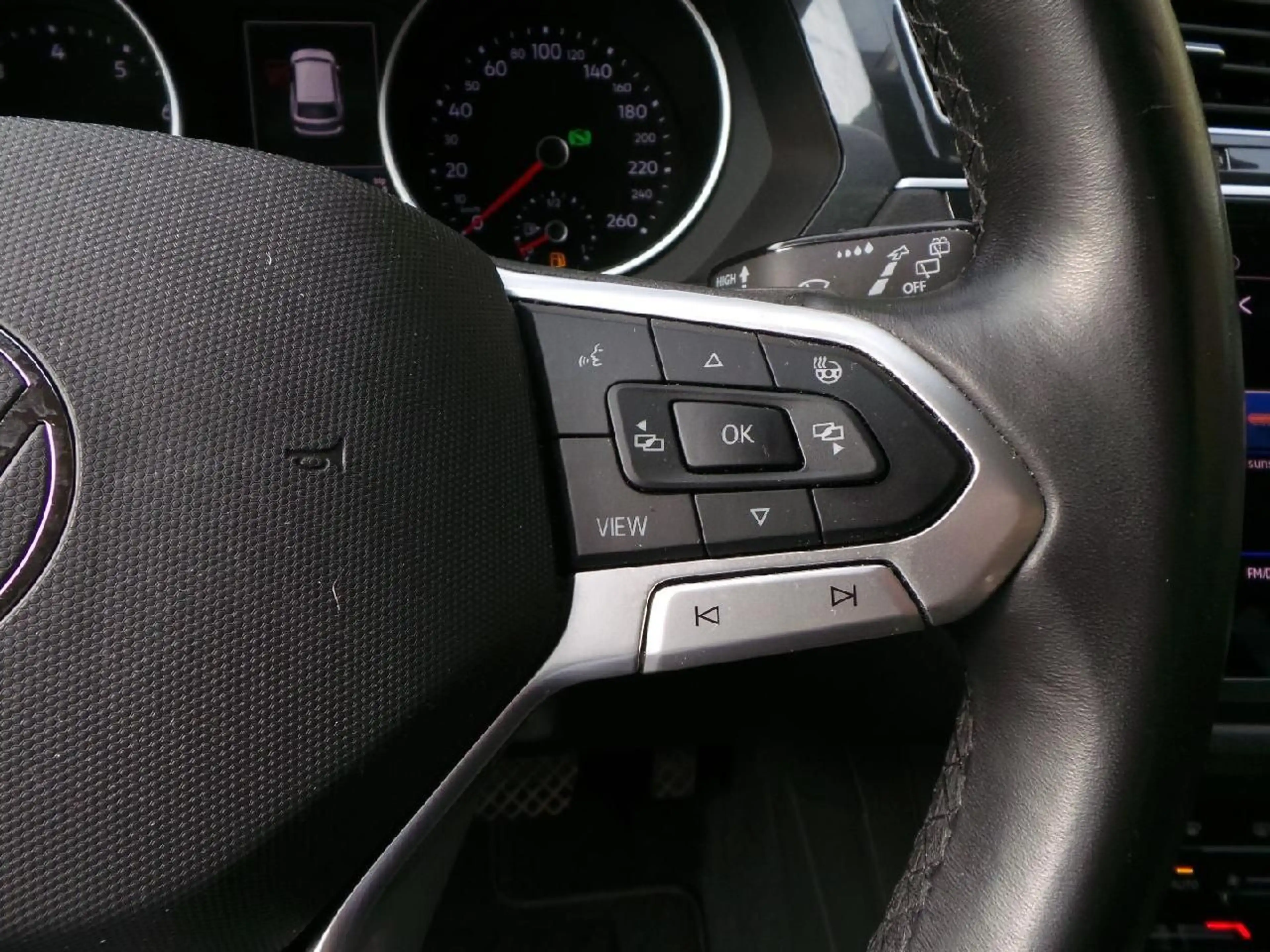 Volkswagen Tiguan Life Autom AHK NAVI DAB ACC Winterpaket — photo 18
