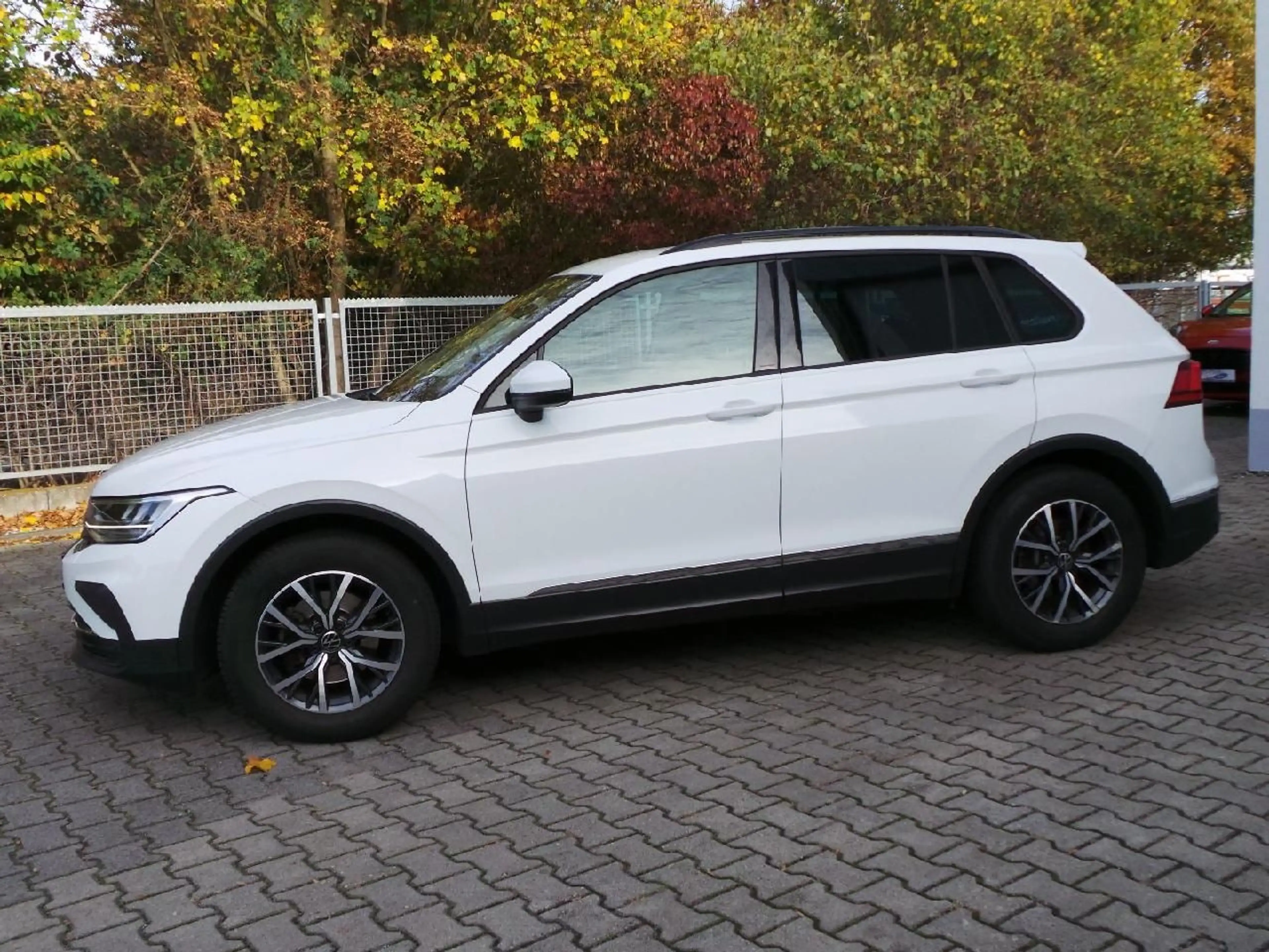 Volkswagen Tiguan Life Autom AHK NAVI DAB ACC Winterpaket — photo 4