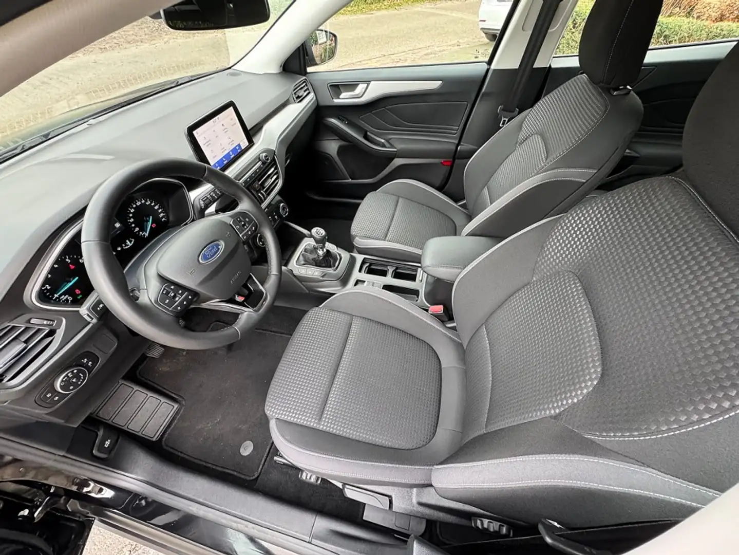 Ford Focus 1.0 125pk Hybrid Ed Bns airco,cruise,lmv,navi,pdc Zwart - 2