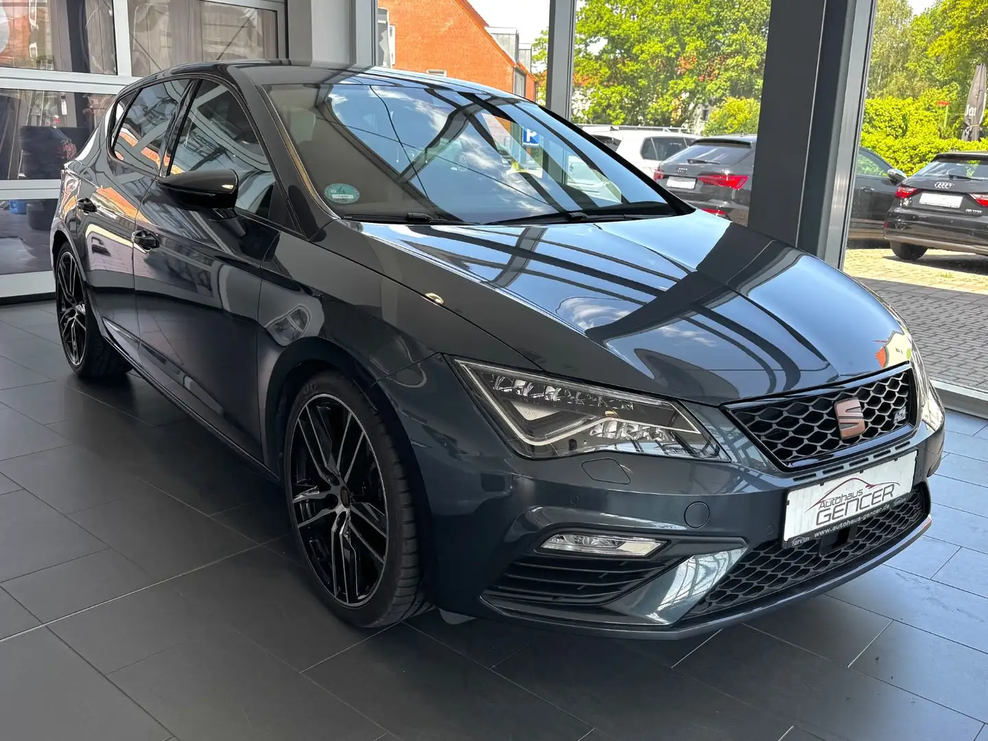 SEAT Leon Cupra 290 2.0 TSI "LED/Beats/R-Kamera" Šedá - 2