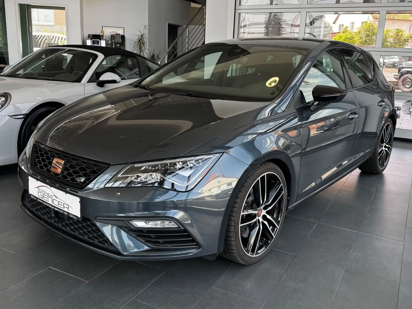 SEAT Leon Cupra 290 2.0 TSI "LED/Beats/R-Kamera" Šedá - 1